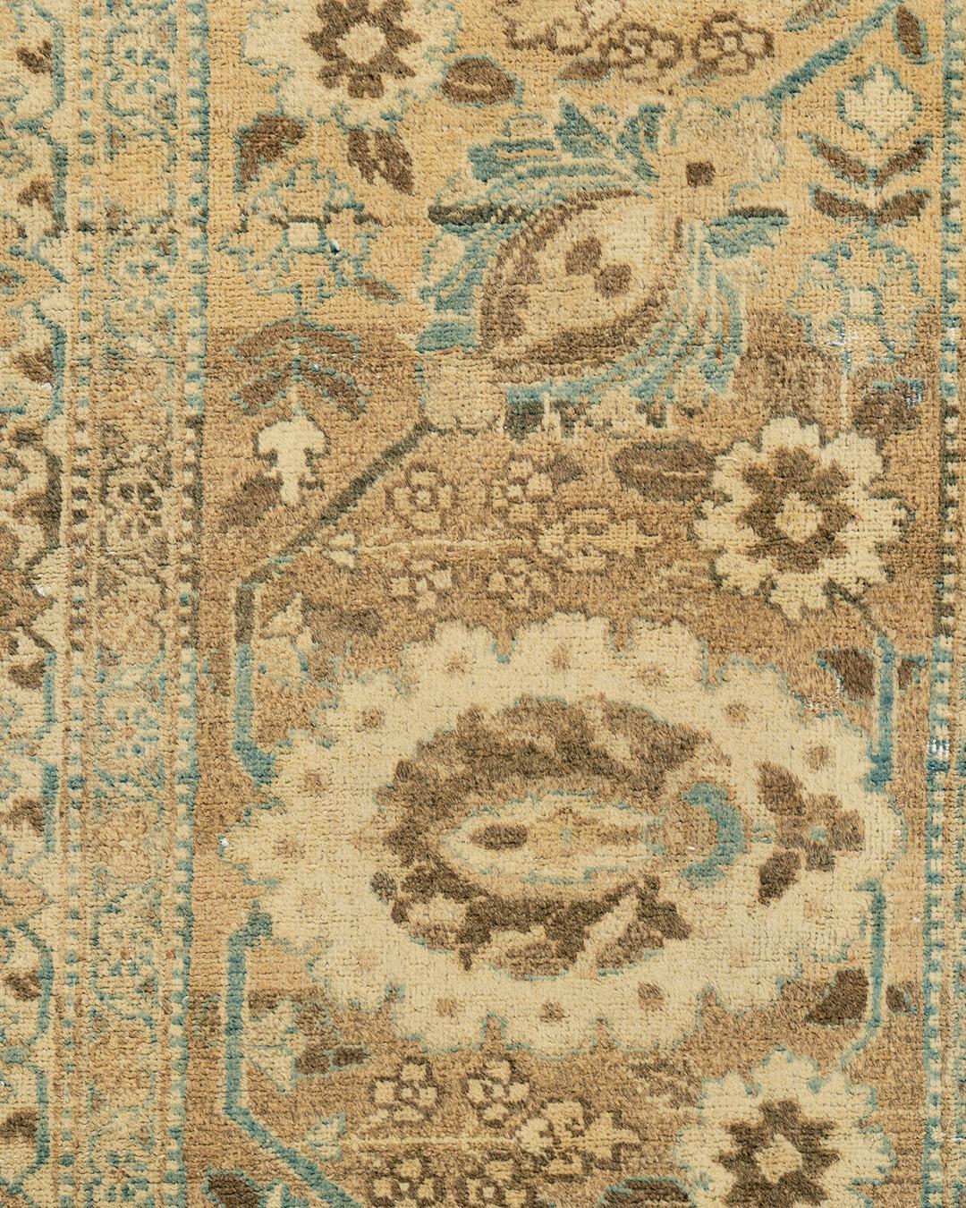 Antiker persischer Täbriz-Teppich, um 1900  10'9 x 15'6 Zoll im Zustand „Gut“ im Angebot in New York, NY