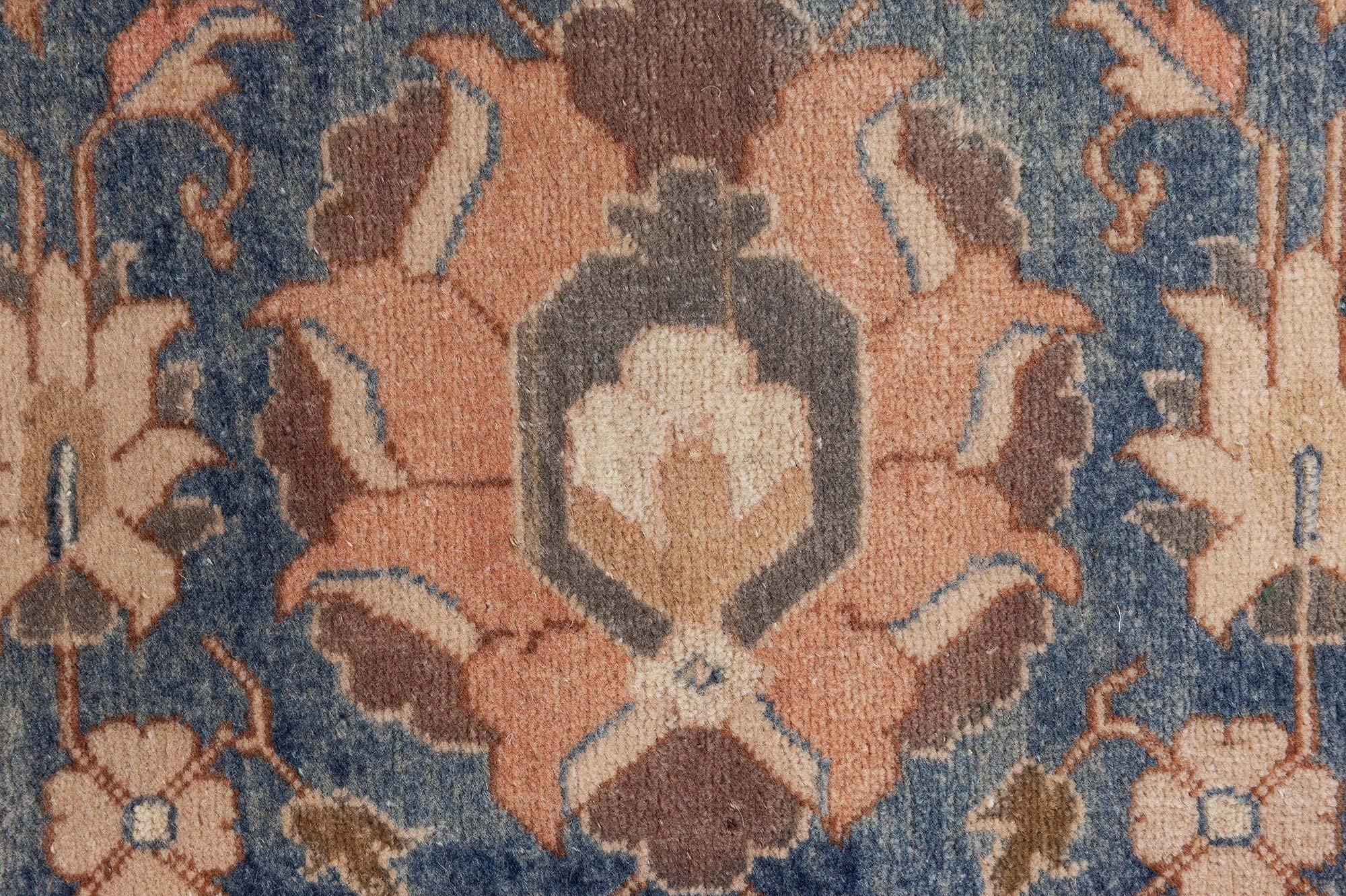 Antiker persischer Täbris-Teppich Doris Leslie Blau im Zustand „Gut“ im Angebot in New York, NY