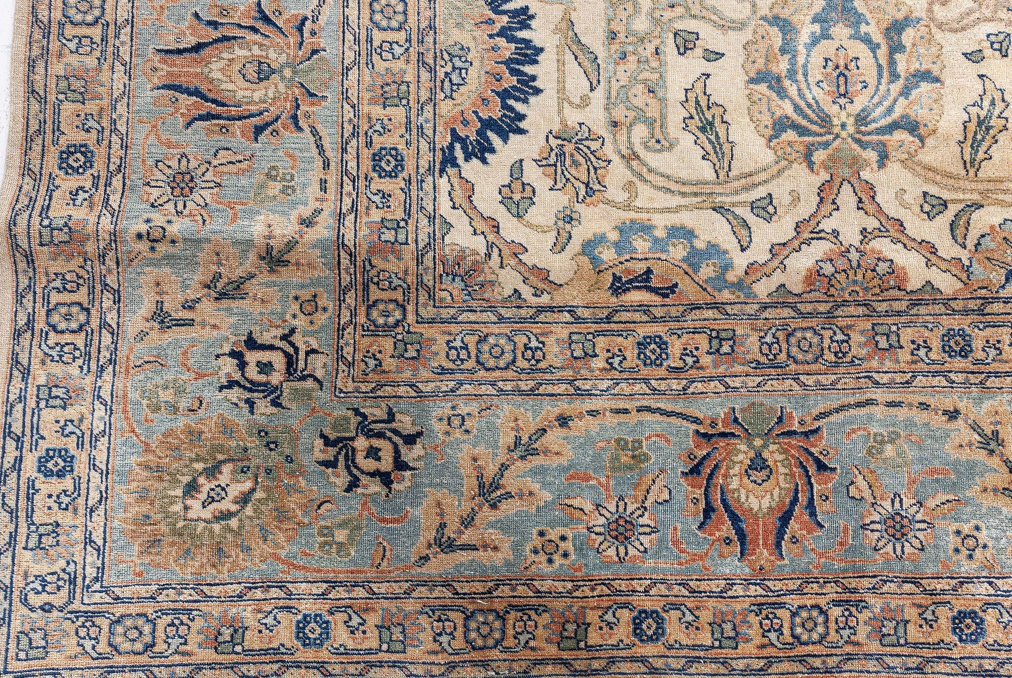 Antiker persischer Täbris-Teppich Doris Leslie Blau im Zustand „Gut“ im Angebot in New York, NY