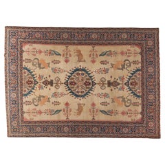 Antiker persischer Täbris-Teppich mit Tieren und Blumen aus elfenbeinfarbenem Teppich