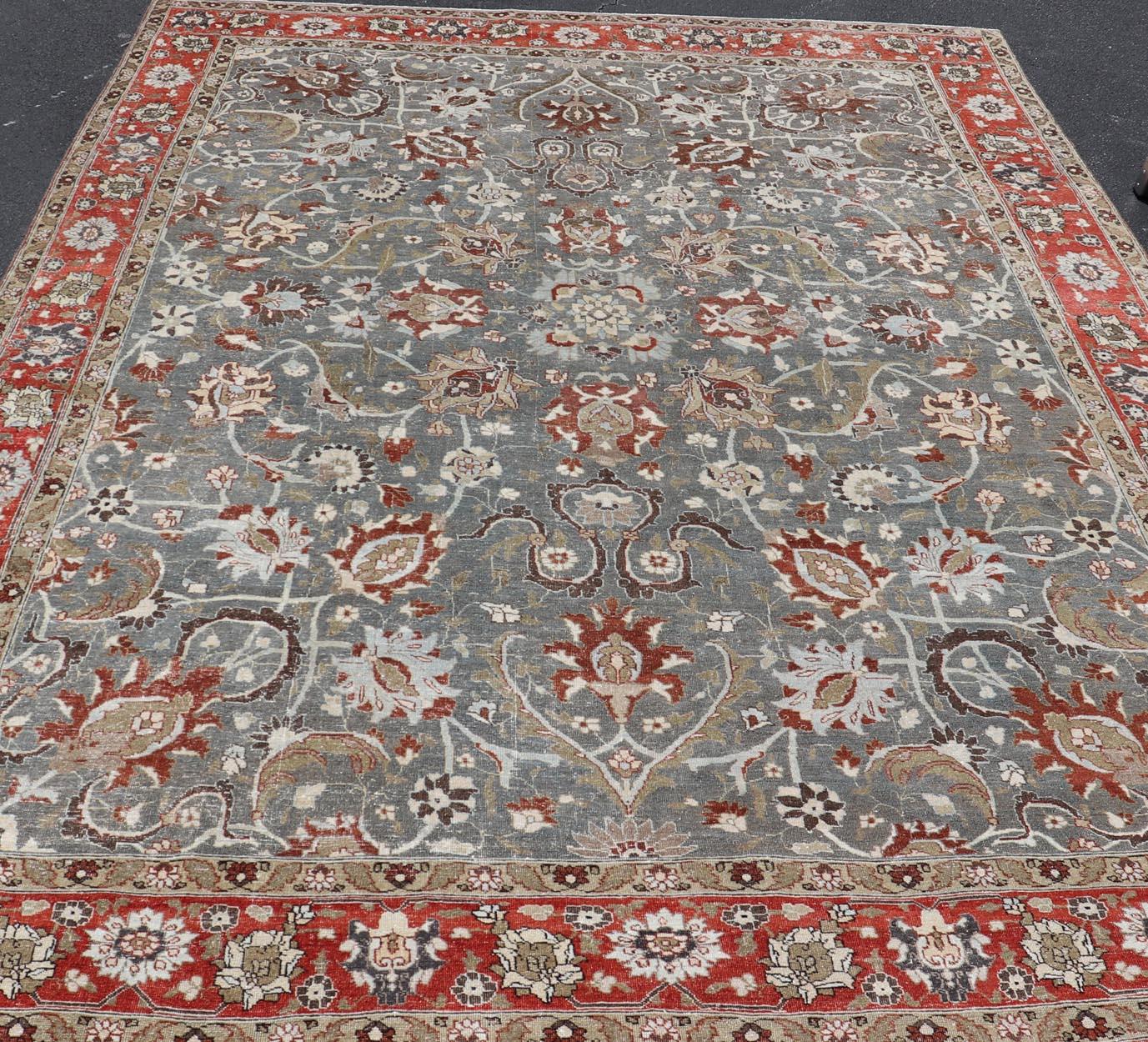 Antiker persischer Täbris-Teppich mit Blumen- und Weinrebenmuster in gedämpftem Blau & Rot 8'9