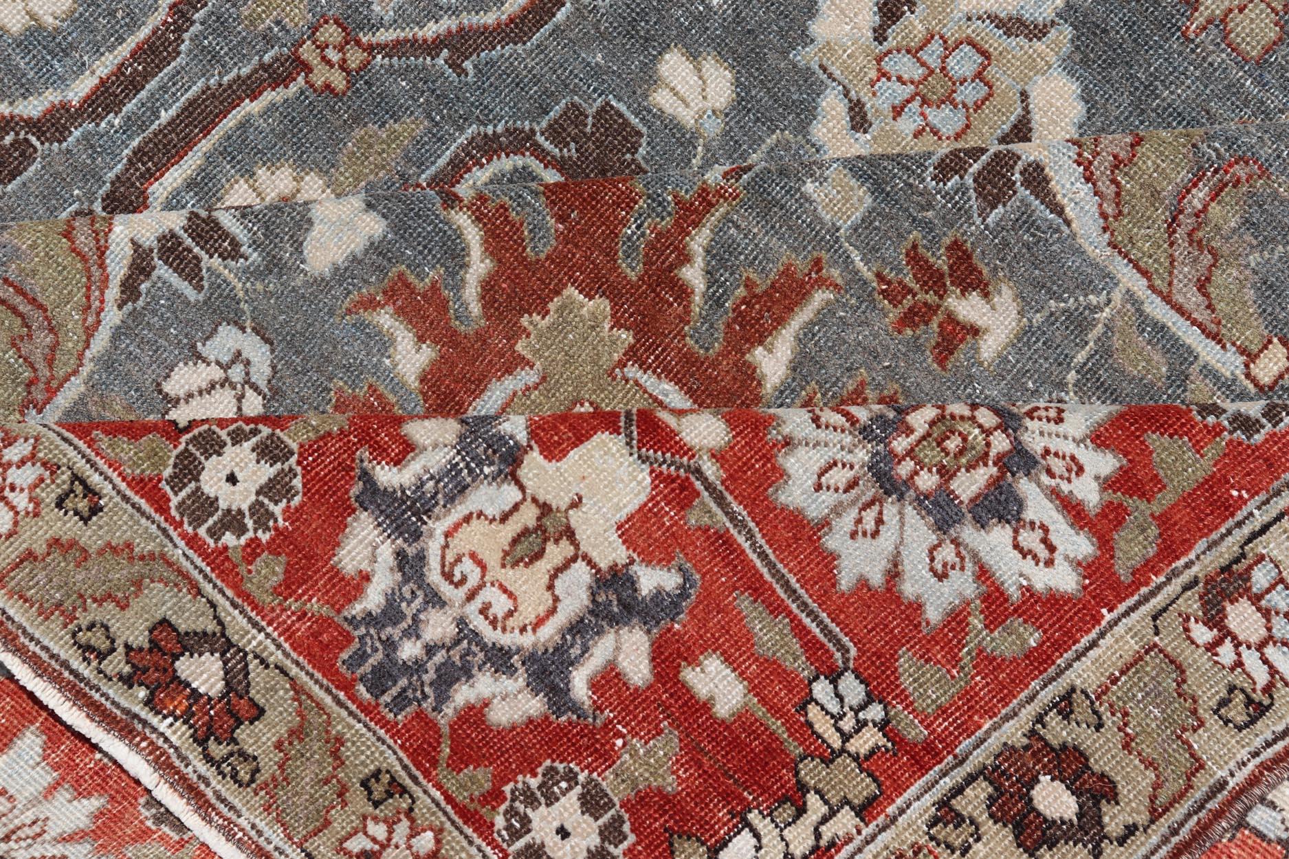 Antiker persischer Täbris-Teppich mit Blumen- und Weinrebenmuster in gedämpftem Blau & Rot 8'9
