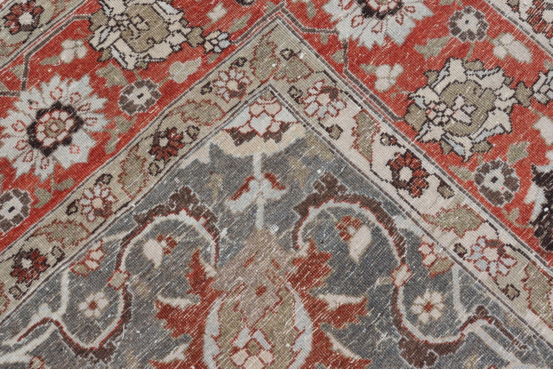 Antiker persischer Täbris-Teppich mit Blumen- und Weinrebenmuster in gedämpftem Blau & Rot 8'9