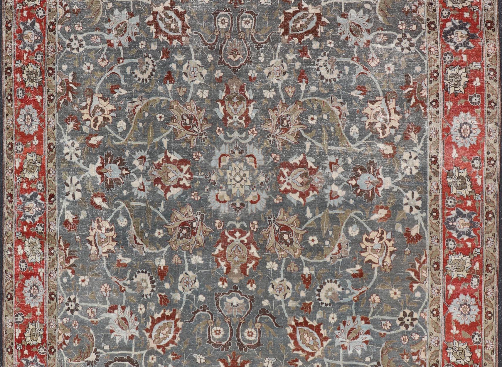 Antiker persischer Täbris-Teppich mit Blumen- und Weinrebenmuster in gedämpftem Blau & Rot 8'9