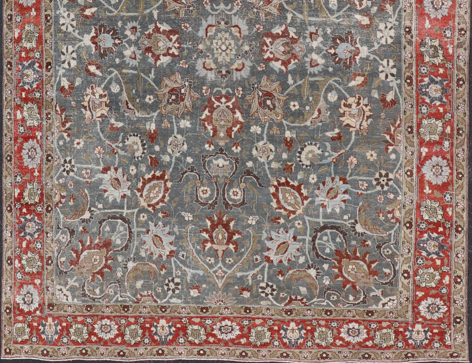 Antiker persischer Täbris-Teppich mit Blumen- und Weinrebenmuster in gedämpftem Blau & Rot 8'9