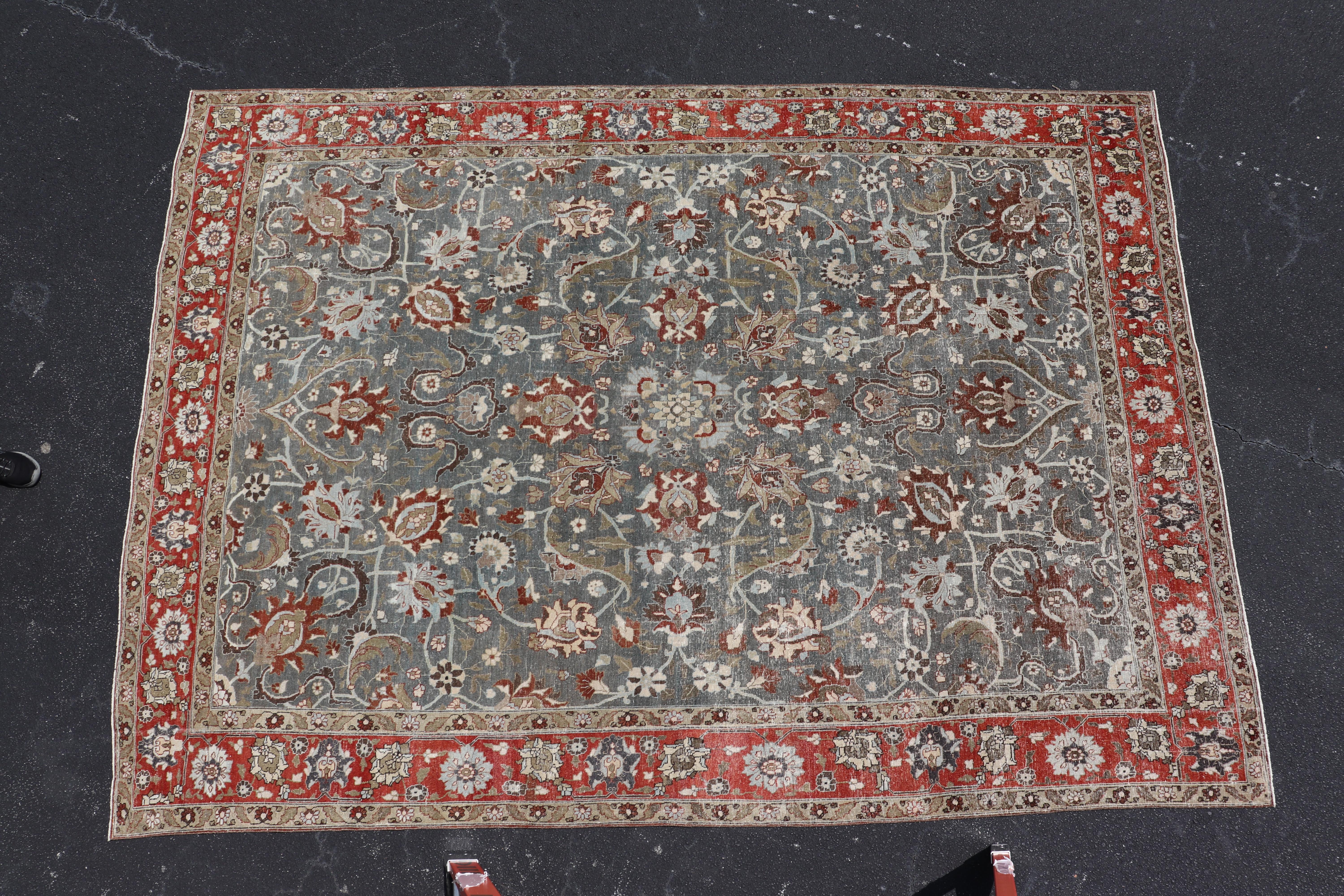 Antiker persischer Täbris-Teppich mit Blumen- und Weinrebenmuster in gedämpftem Blau & Rot 8'9