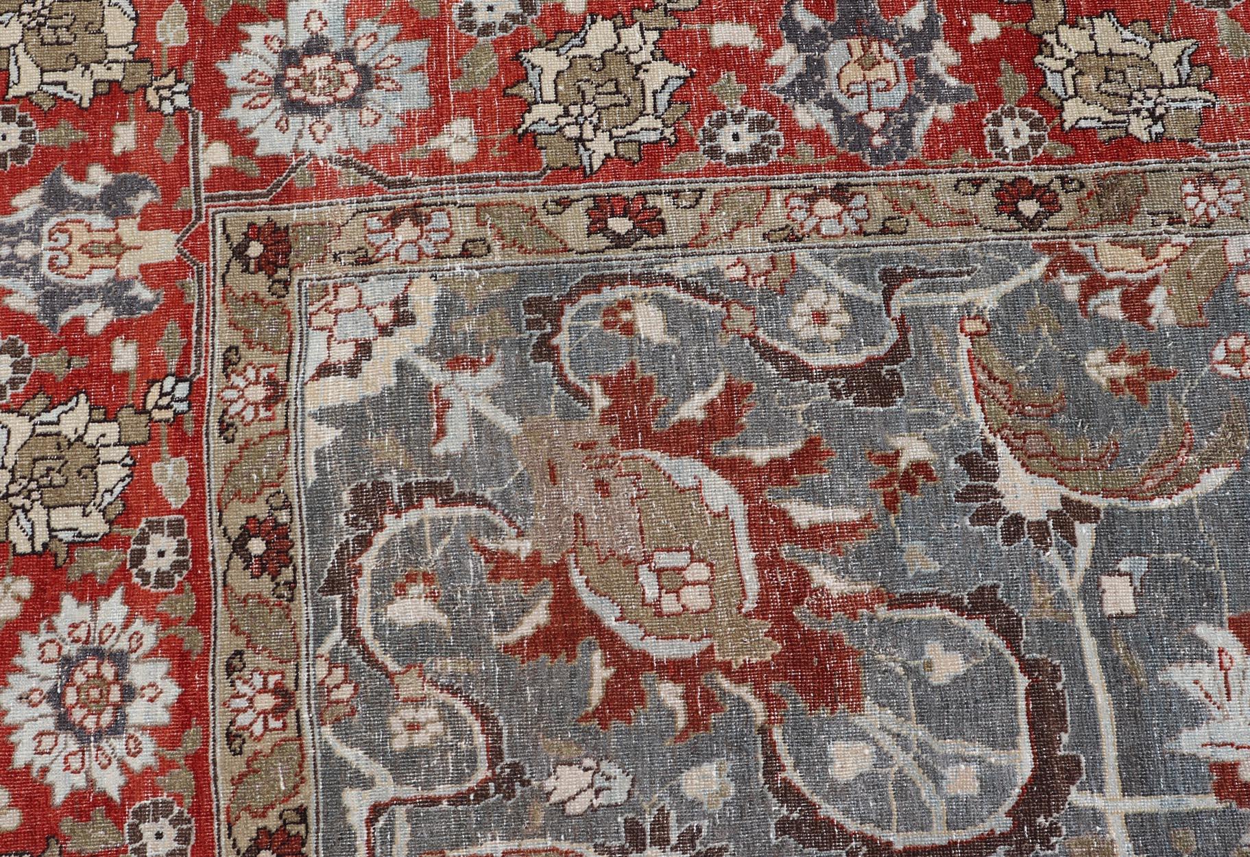 Antiker persischer Täbris-Teppich mit Blumen- und Weinrebenmuster in gedämpftem Blau & Rot 8'9