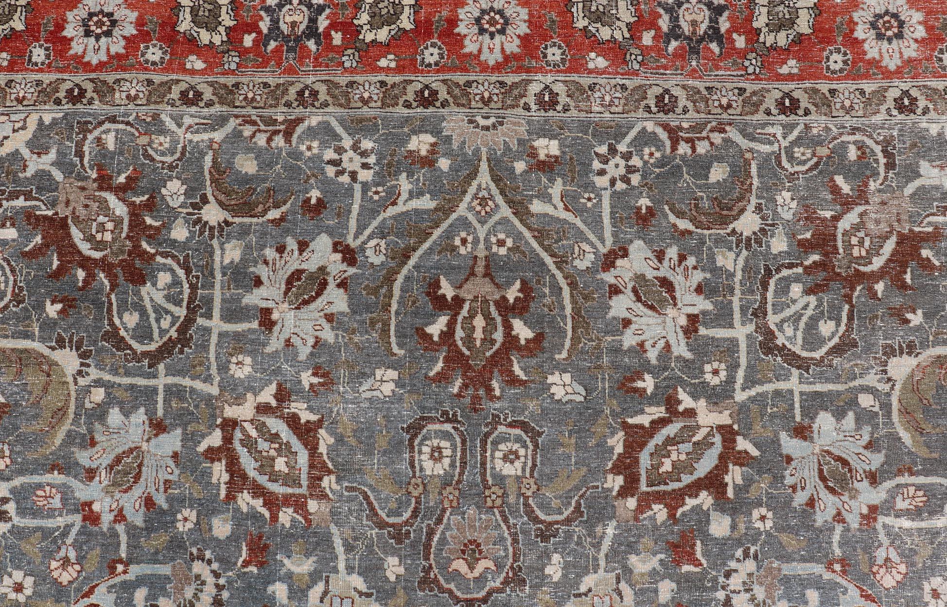 Antiker persischer Täbris-Teppich mit Blumen- und Weinrebenmuster in gedämpftem Blau & Rot 8'9