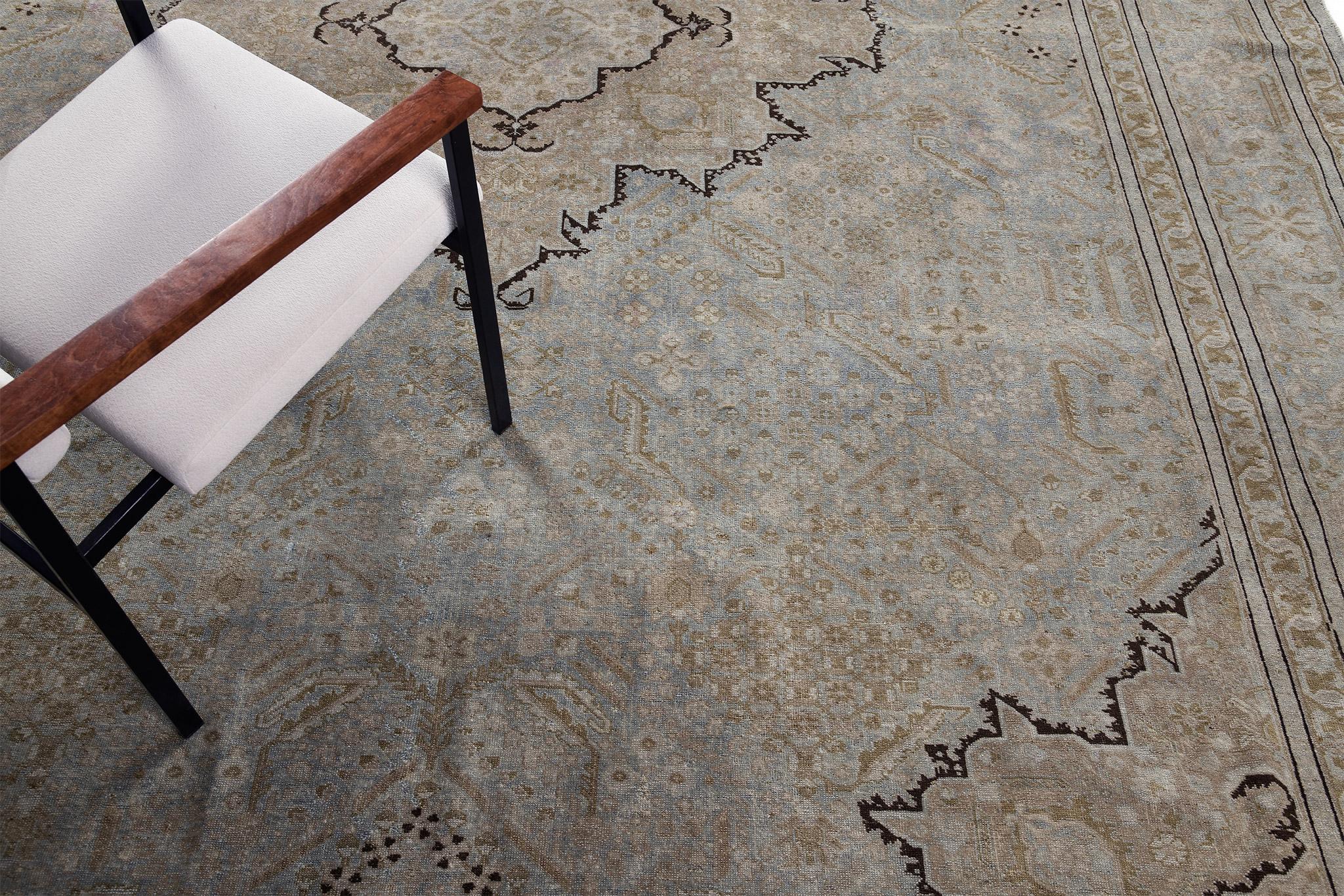 Tapis persan ancien de Tabriz en vente 3