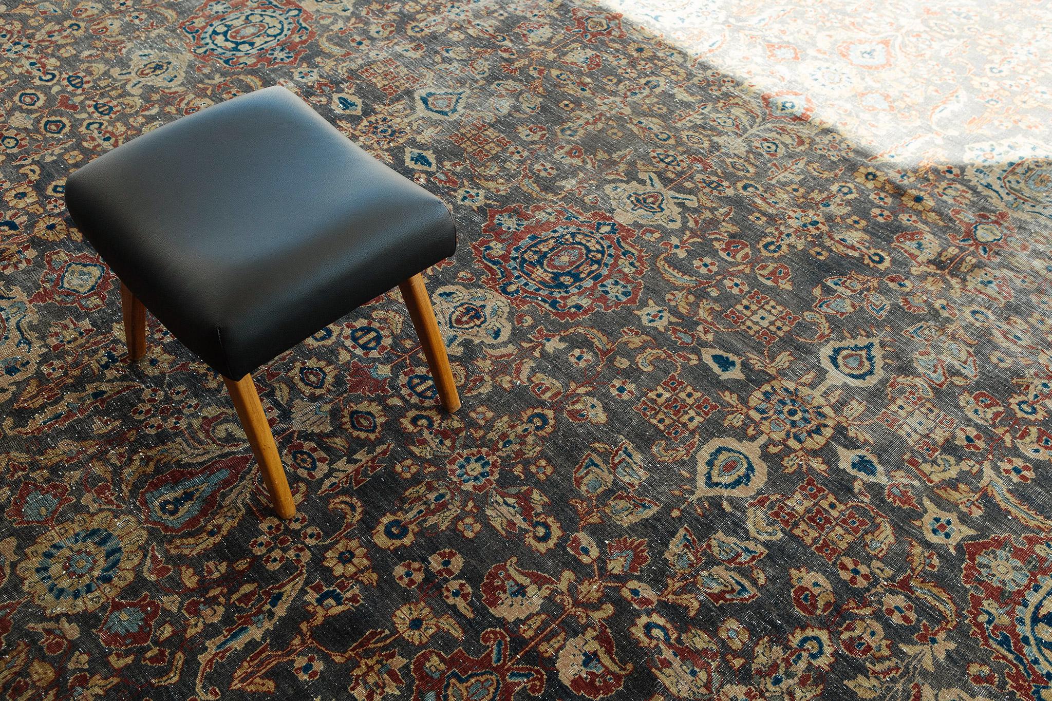 Tapis persan ancien de Tabriz en vente 4