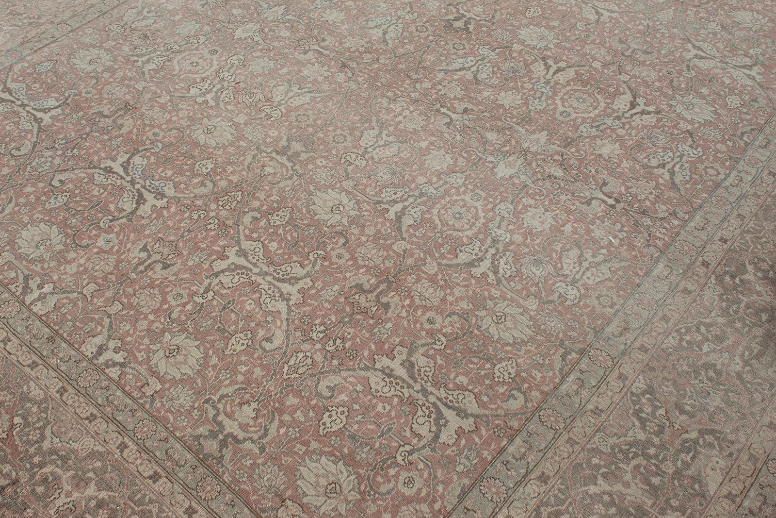 Dieser antike persische Täbriz-Teppich wurde von N A S I R I durch umfangreiche Recherchen und Reisen aufgespürt. Die im Nordwesten des Irans gelegene Stadt Täbris war die früheste Hauptstadt der Safawiden-Dynastie. Sie war länger als jede andere