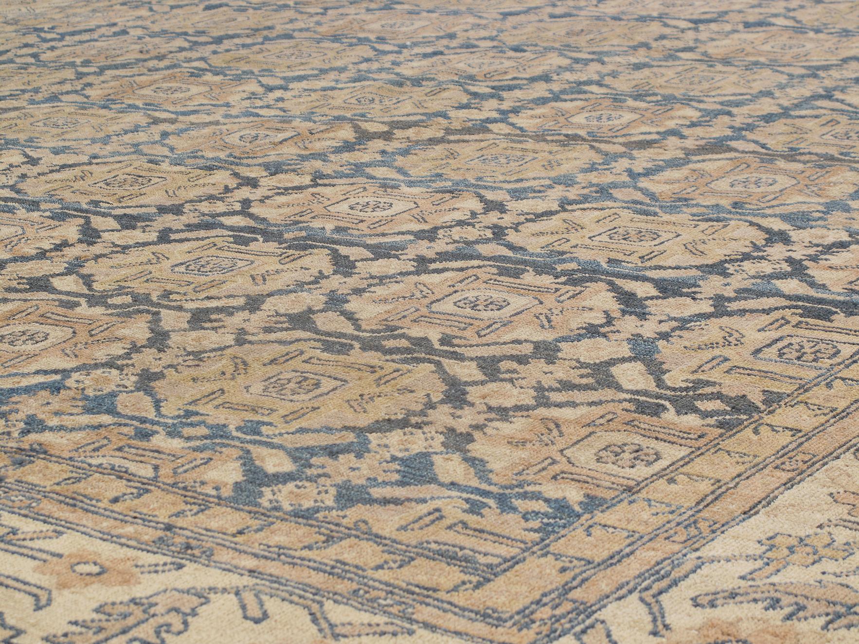 Dieser antike Hadji Jalili Tabriz-Teppich wurde von N A S I R I durch umfangreiche Recherchen und Reisen aufgespürt. Die im Nordwesten des Irans gelegene Stadt Täbris war die früheste Hauptstadt der Safawiden-Dynastie. Sie war länger als jede andere
