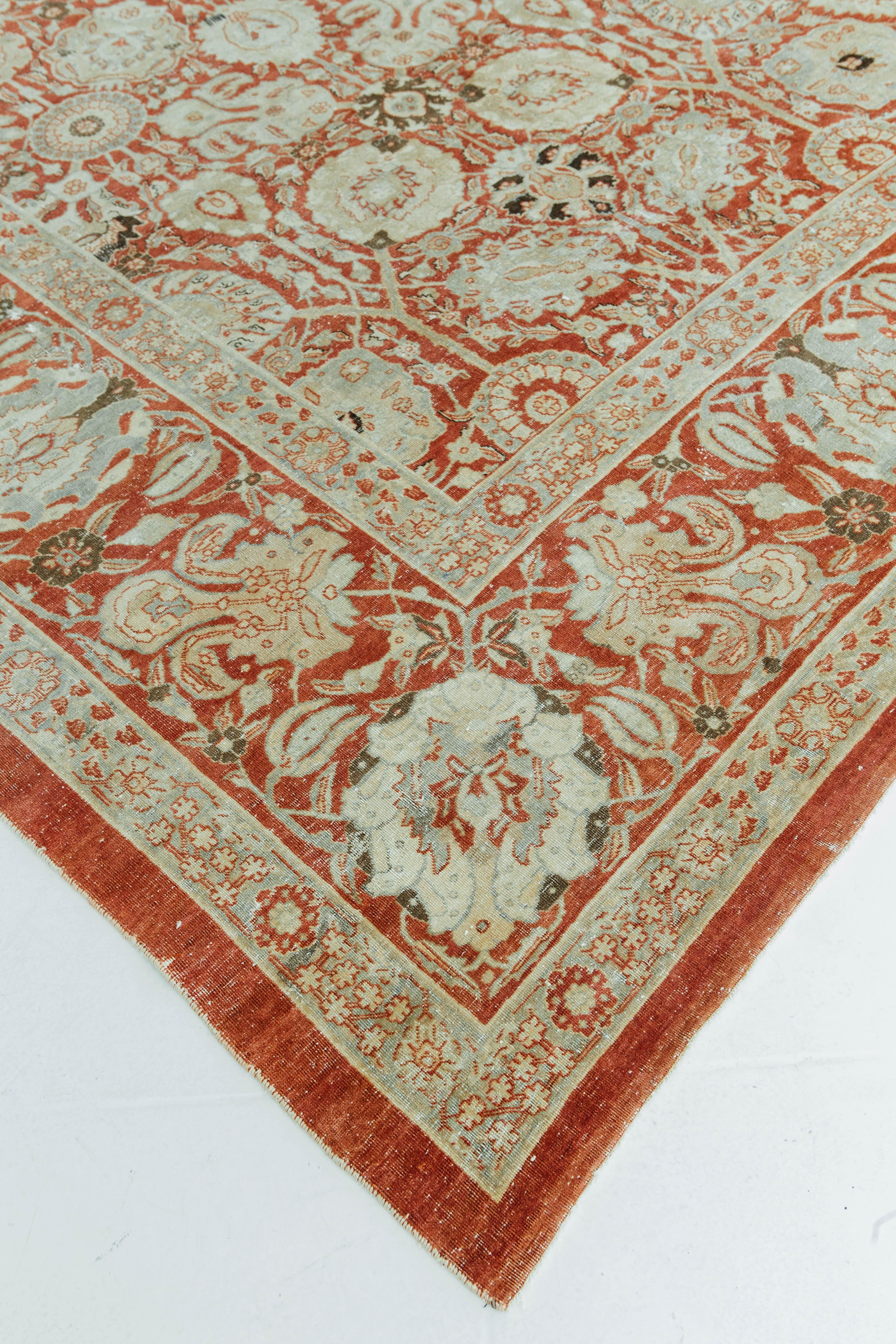 Ein rost- und orangefarbener antiker persischer Täbris-Teppich, der in der zweiten Hälfte des 19. Jahrhunderts im alten Persien handgefertigt wurde. Dieses Stück ist aus Wolle in Florgewebe gefertigt und zeigt persische Blumen- und traditionelle