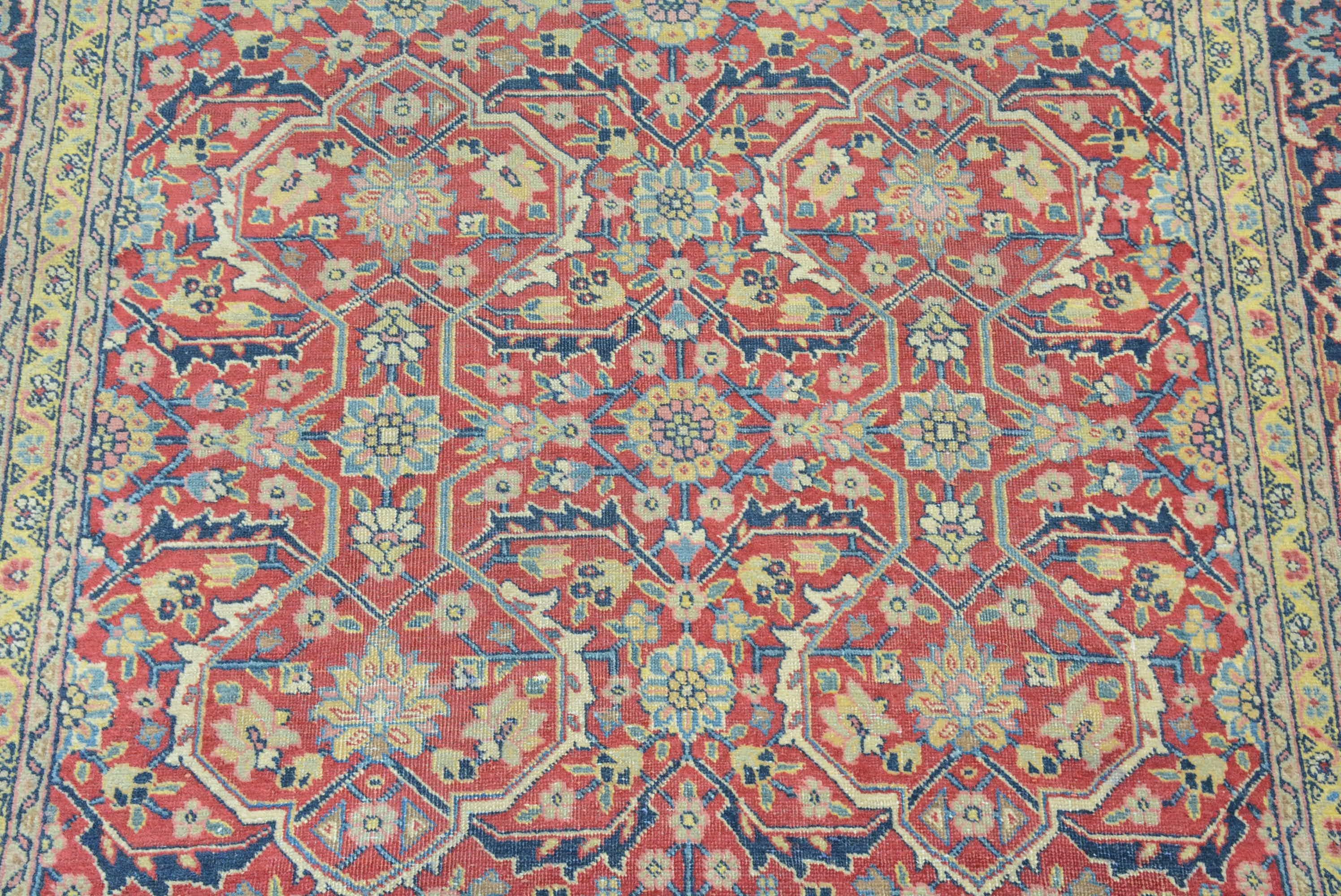 La ville de Tabriz, dans le nord-ouest de la Perse, est reconnue comme étant au cœur de la renaissance de l'industrie du tapis à la fin du XIXe siècle. Les marchands de cette région étaient bien conscients de la demande d'objets décoratifs du