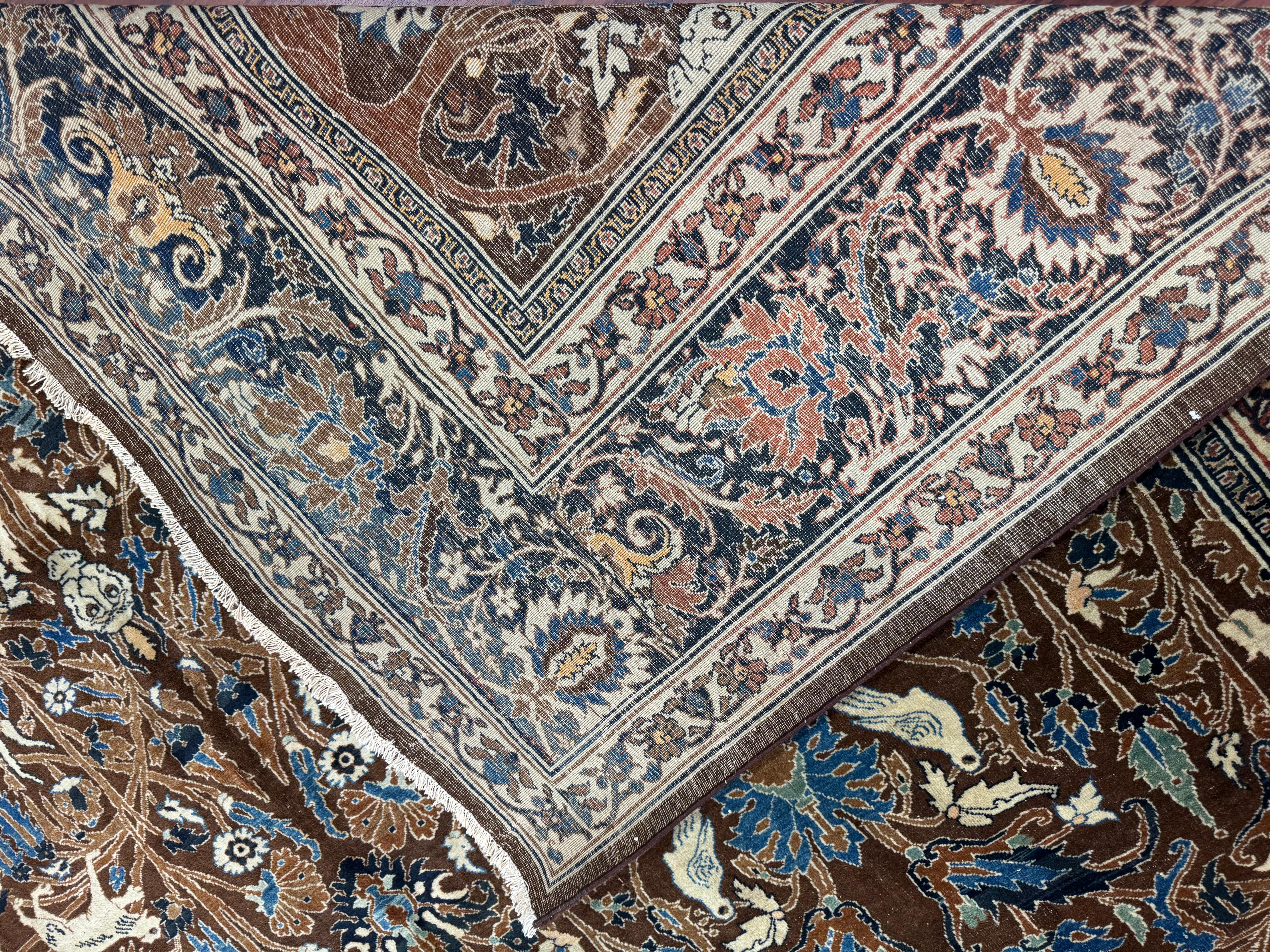 Angeboten wird ein wirklich außergewöhnlicher antiker persischer Täbris-Teppich, handgewebt im Iran um das Jahr 1900. Täbriz-Teppiche werden weltweit für ihre außergewöhnliche Handwerkskunst, ihre ausgewogenen Kompositionen und ihre künstlerische