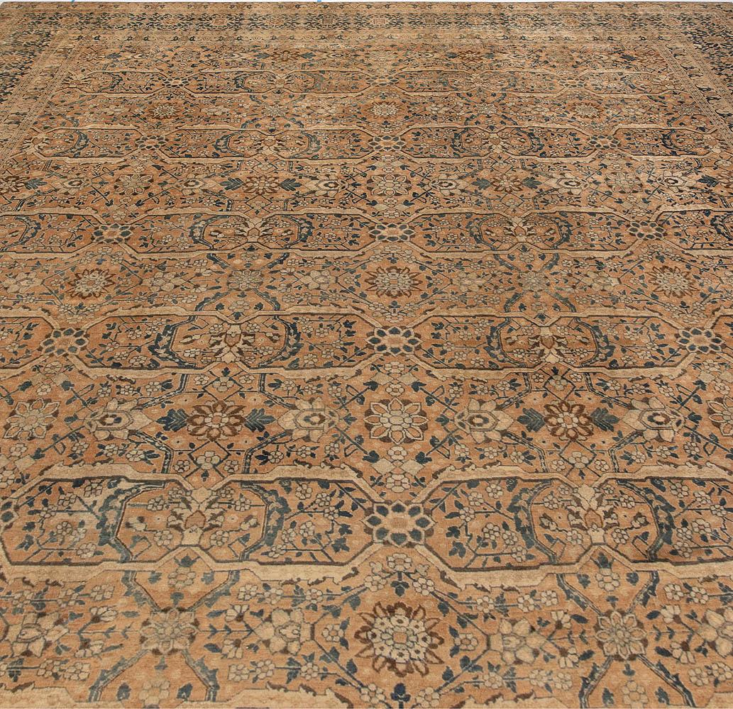 Handgefertigter Teppich aus persischer Tabriz-Wolle
Größe: 12'7
