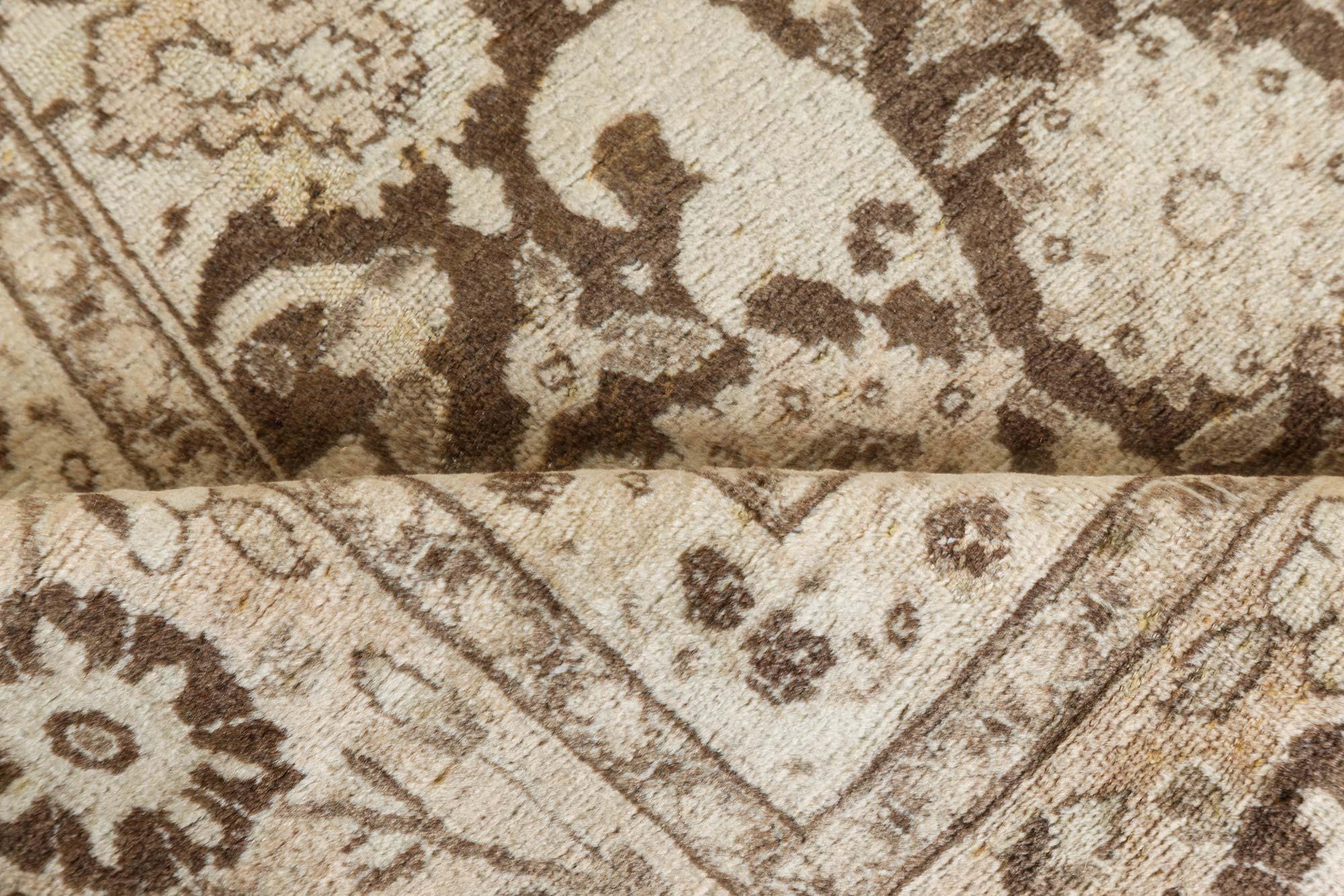 Antiker persischer Täbris Teppich aus brauner handgefertigter Wolle
Größe: 8'6