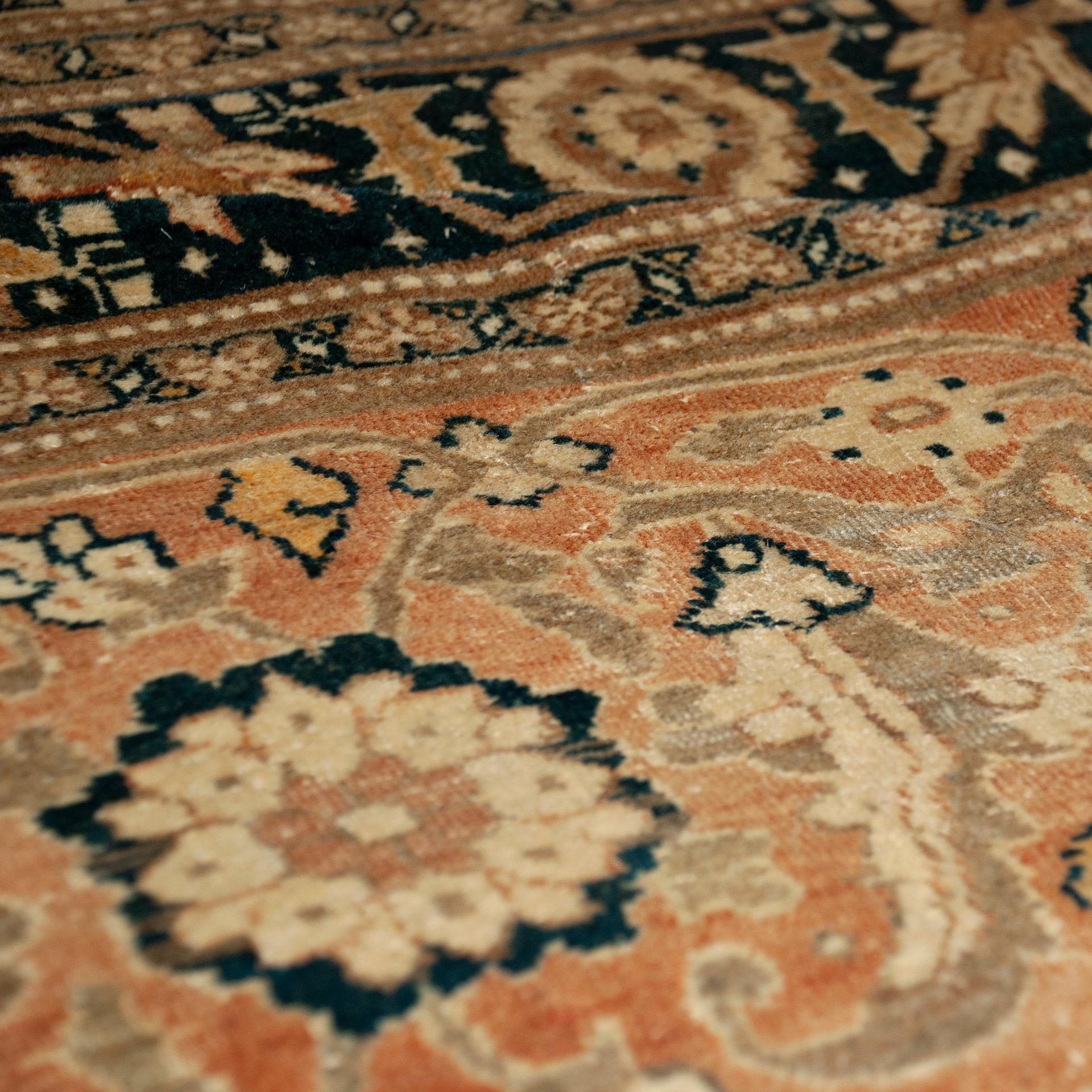 Late 19th Century Persian Tabriz Rug In Good Condition For Sale In New York, NY