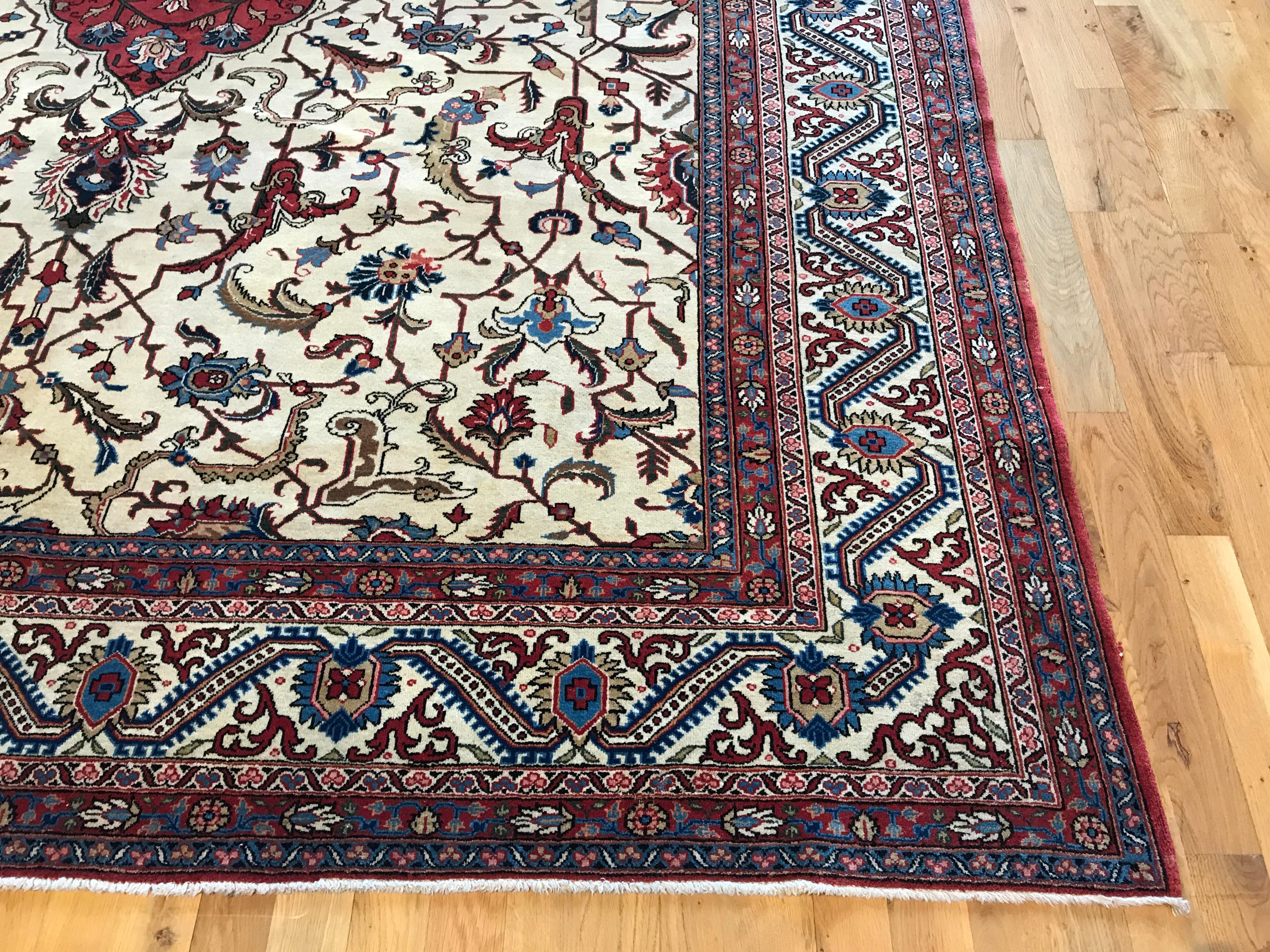 Antiker persischer Täbris-Teppich  (Handgeknüpft) im Angebot