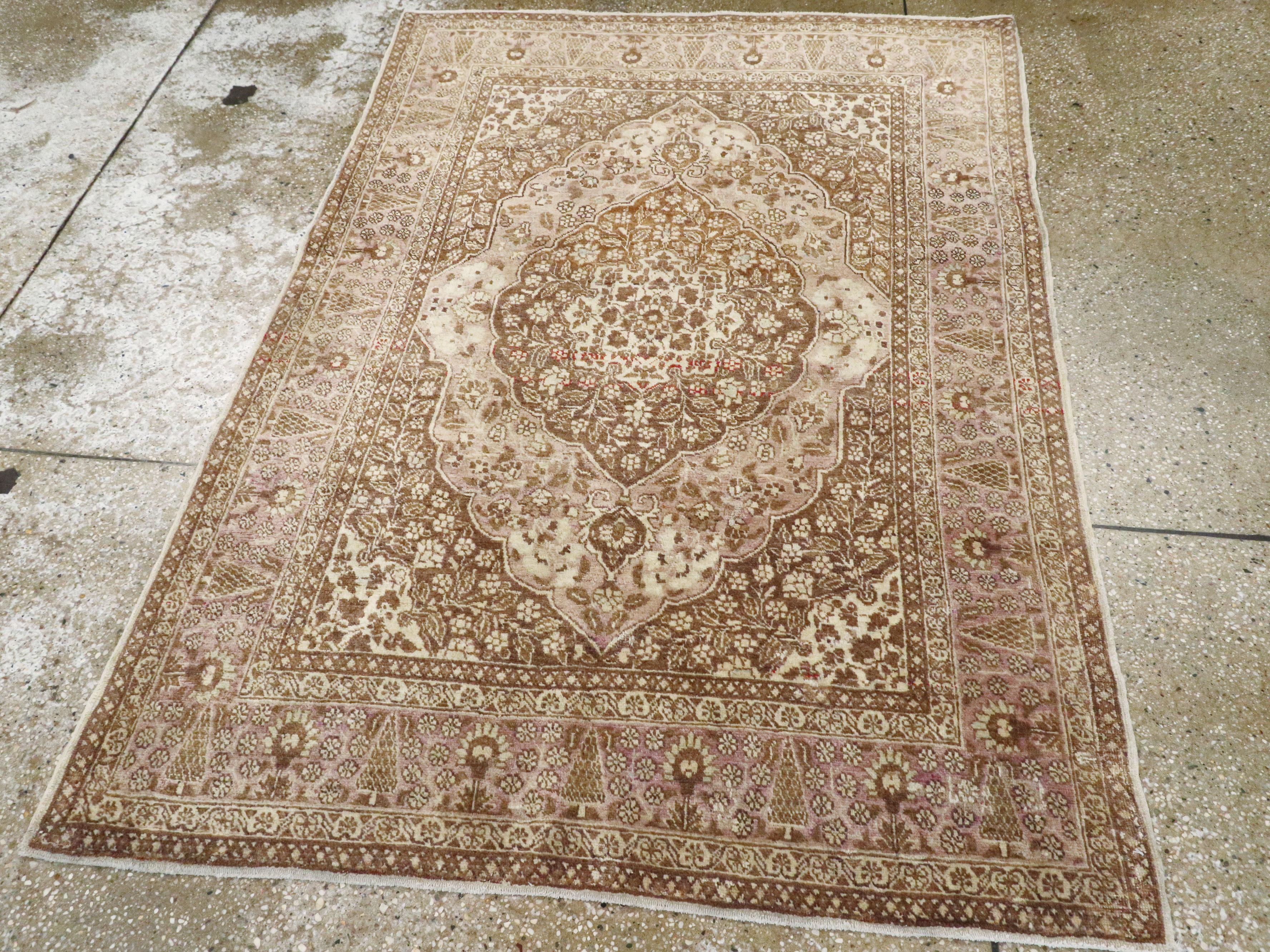 Noué à la main Tapis persan ancien de Tabriz en vente