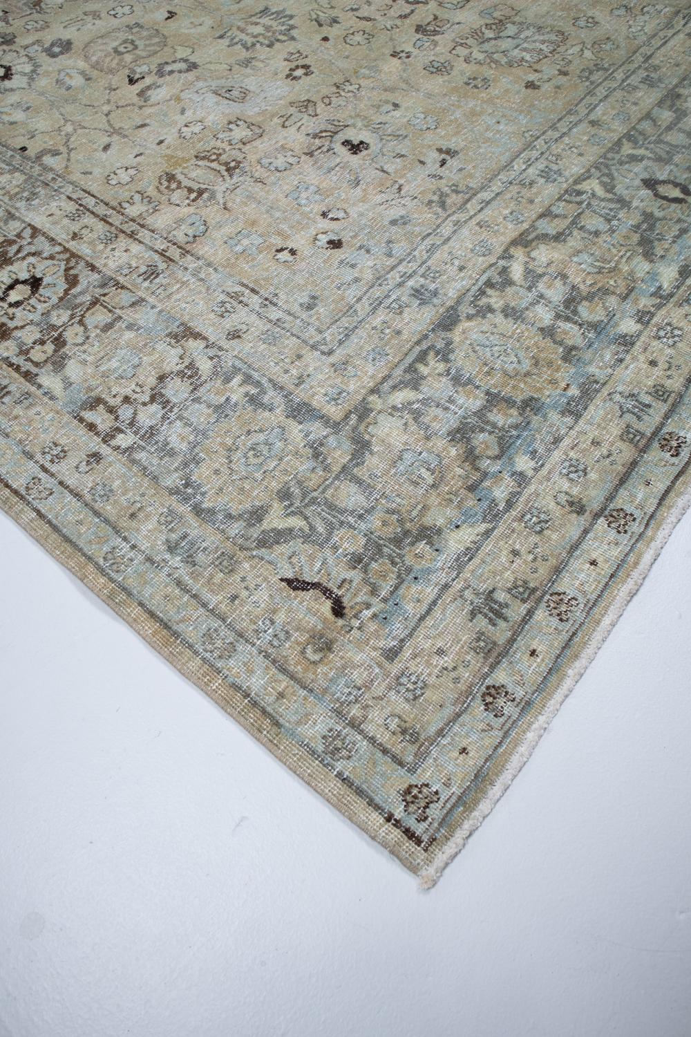 Antiker persischer Täbriz-Teppich im Zustand „Gut“ im Angebot in New York, NY