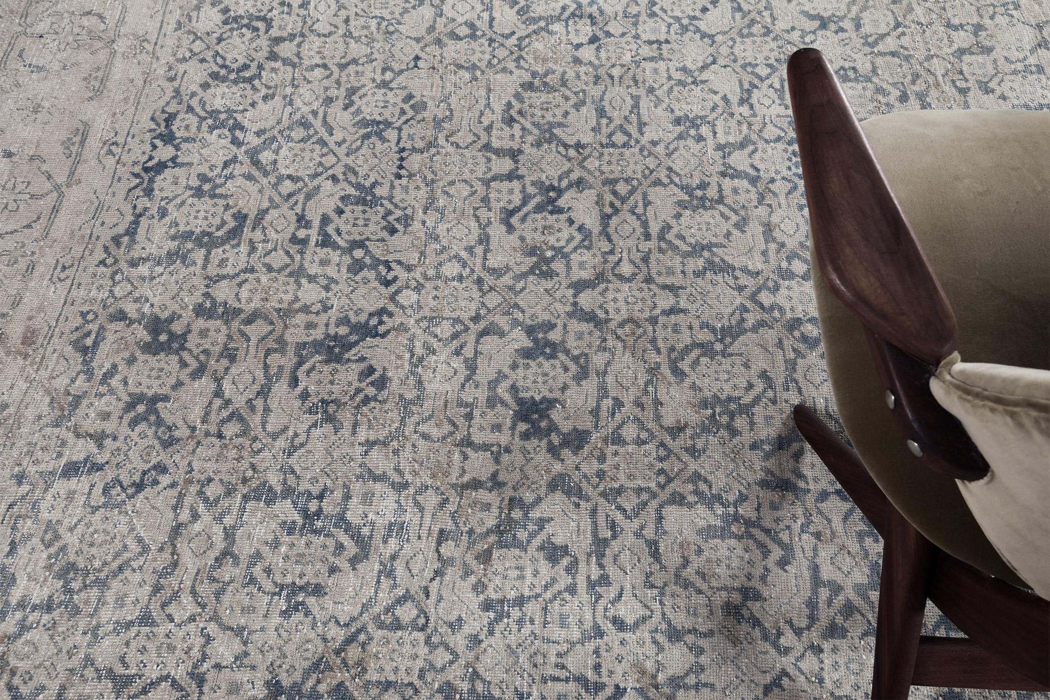Tapis persan ancien de Tabriz Bon état - En vente à WEST HOLLYWOOD, CA