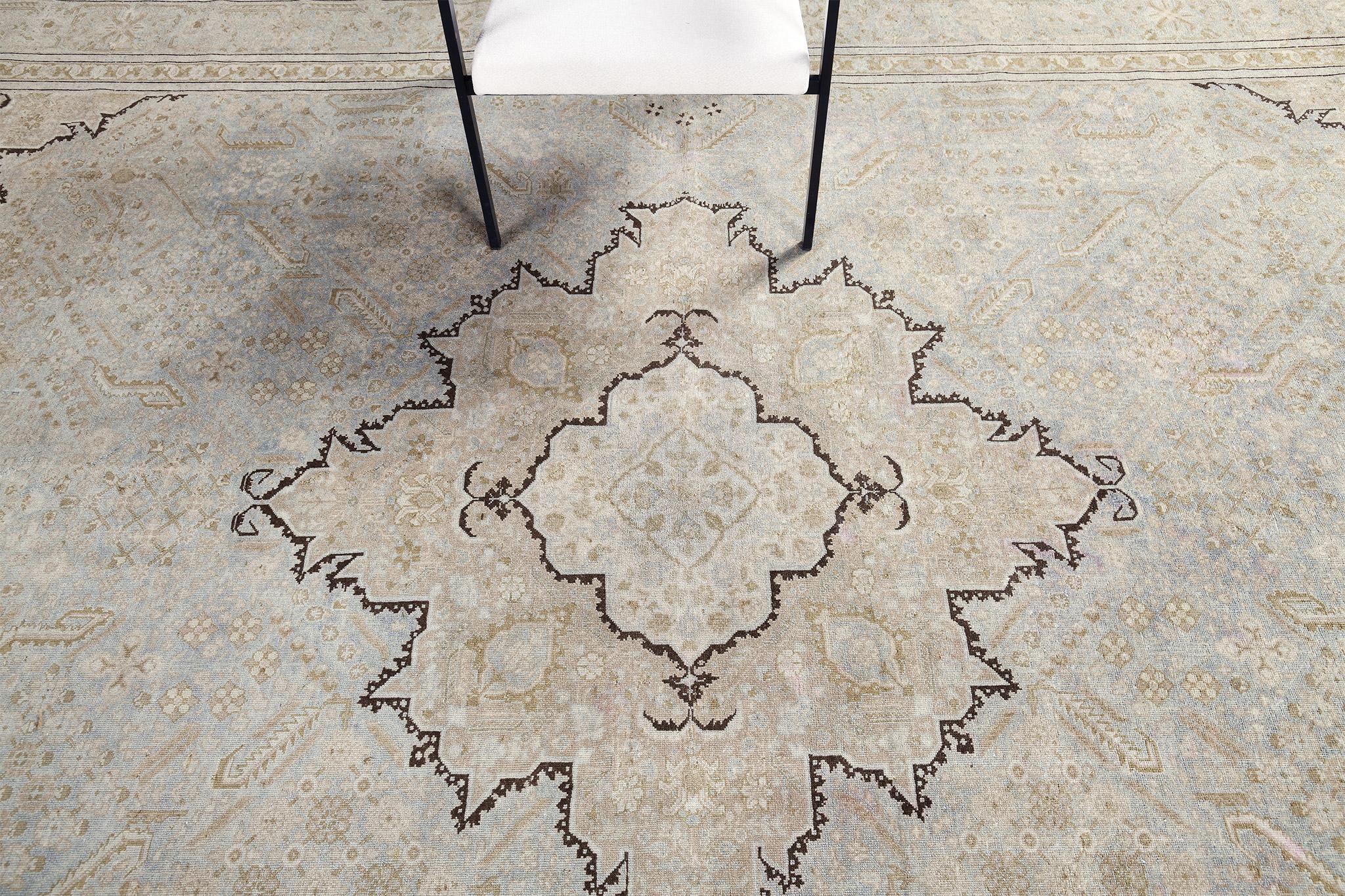Tapis persan ancien de Tabriz Bon état - En vente à WEST HOLLYWOOD, CA