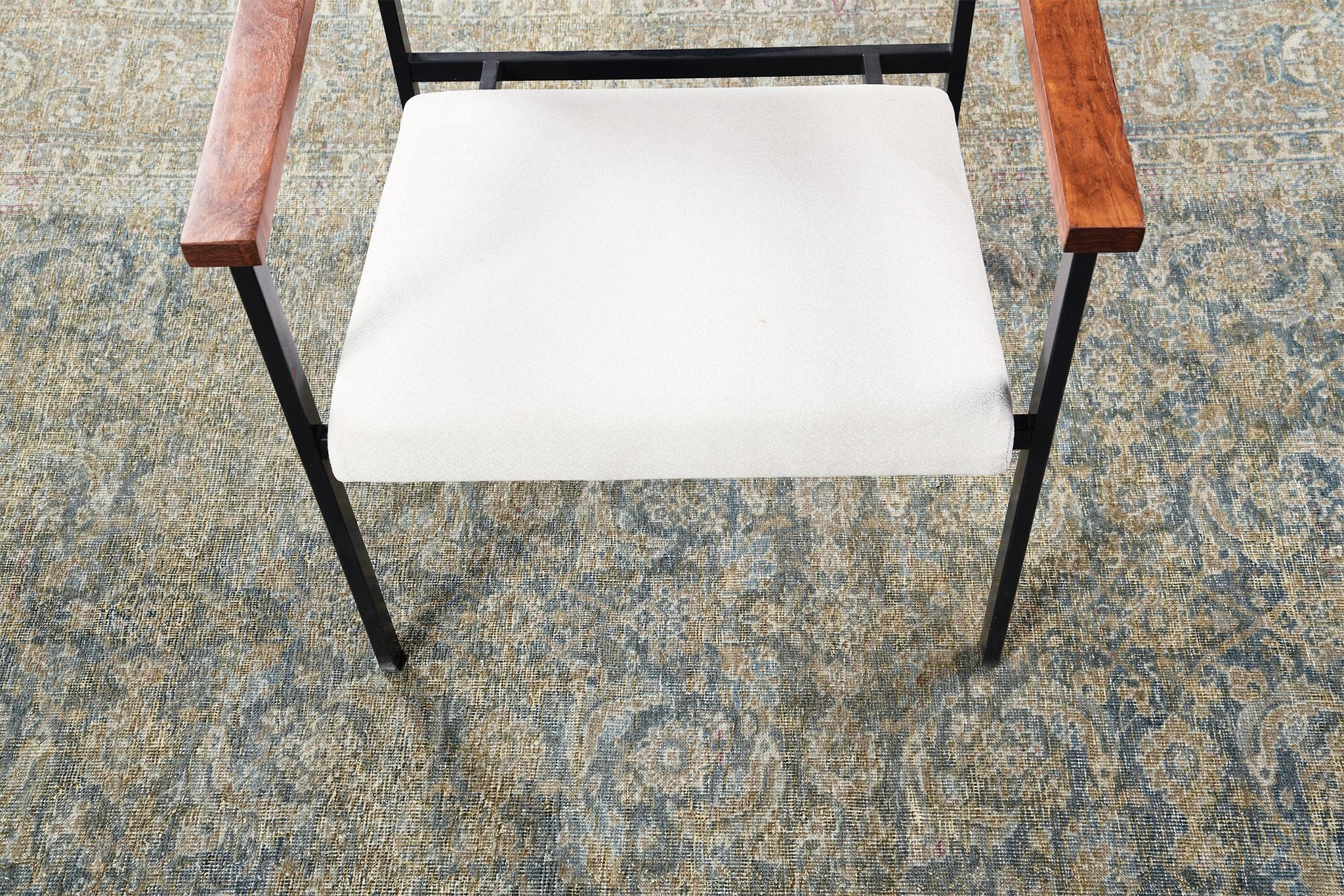 Antiker persischer Täbris-Teppich im Zustand „Relativ gut“ im Angebot in WEST HOLLYWOOD, CA