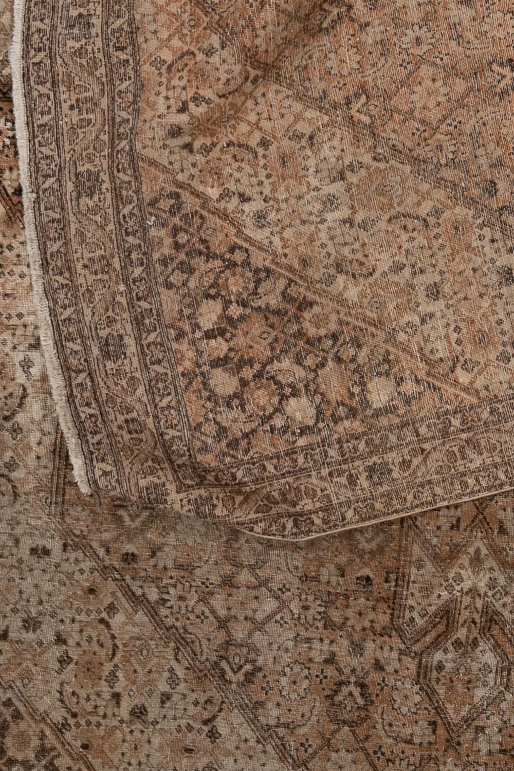 Antiker persischer Täbriz-Teppich im Zustand „Gut“ im Angebot in West Palm Beach, FL