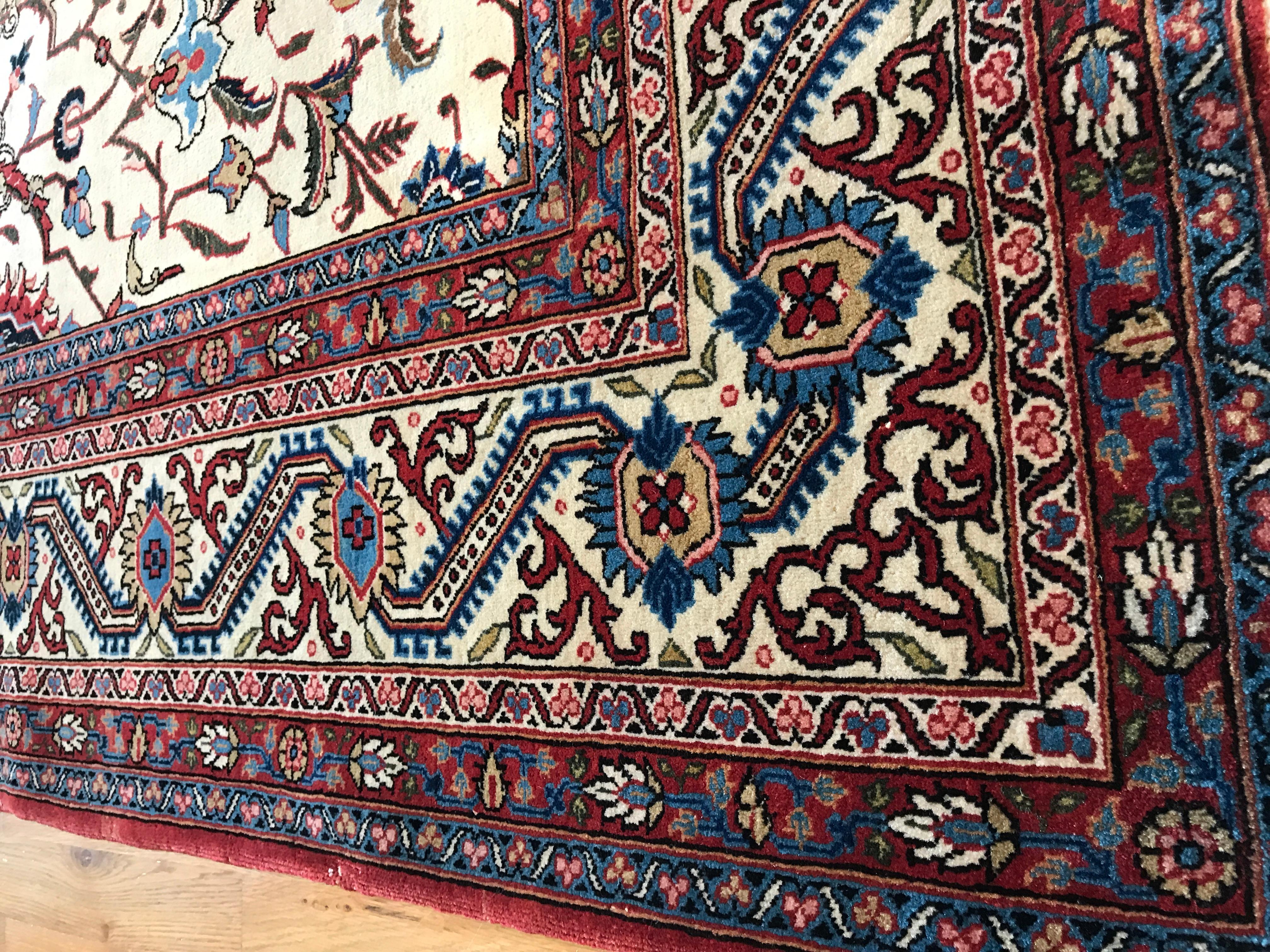 Antiker persischer Täbris-Teppich  im Zustand „Hervorragend“ im Angebot in Los Angeles, CA