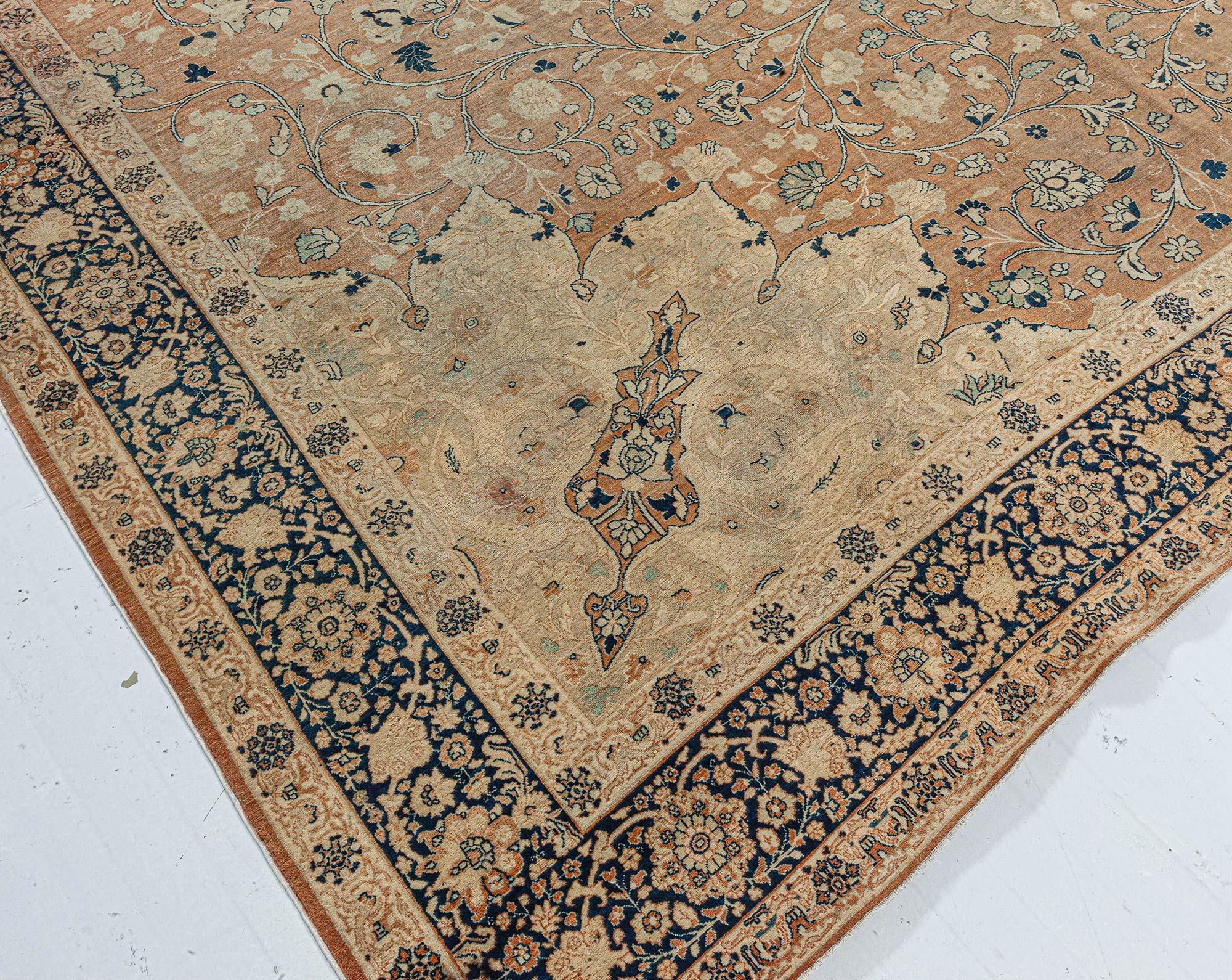 Antiker persischer Täbris-Teppich im Zustand „Gut“ im Angebot in New York, NY