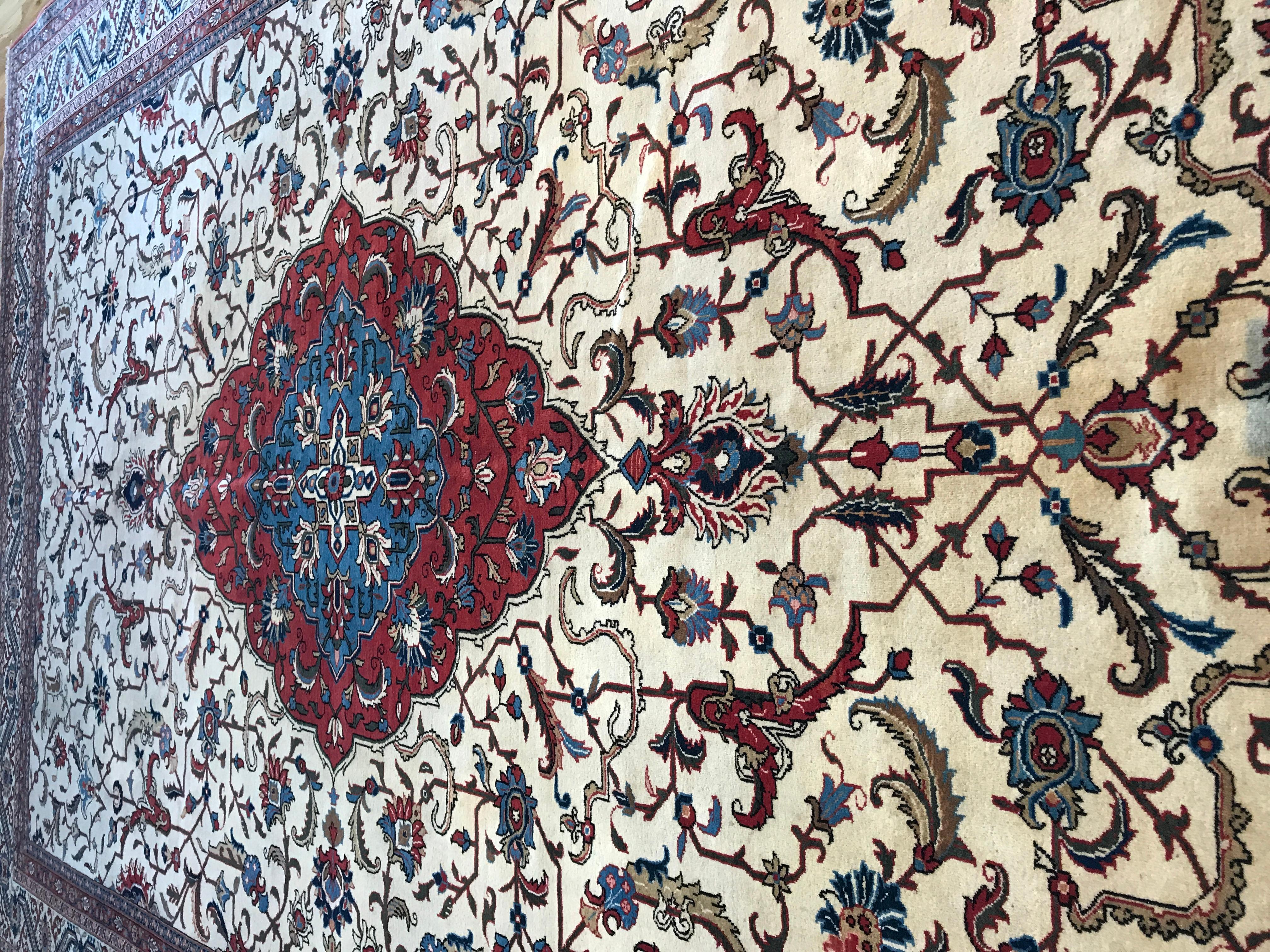 Antiker persischer Täbris-Teppich  (Wolle) im Angebot