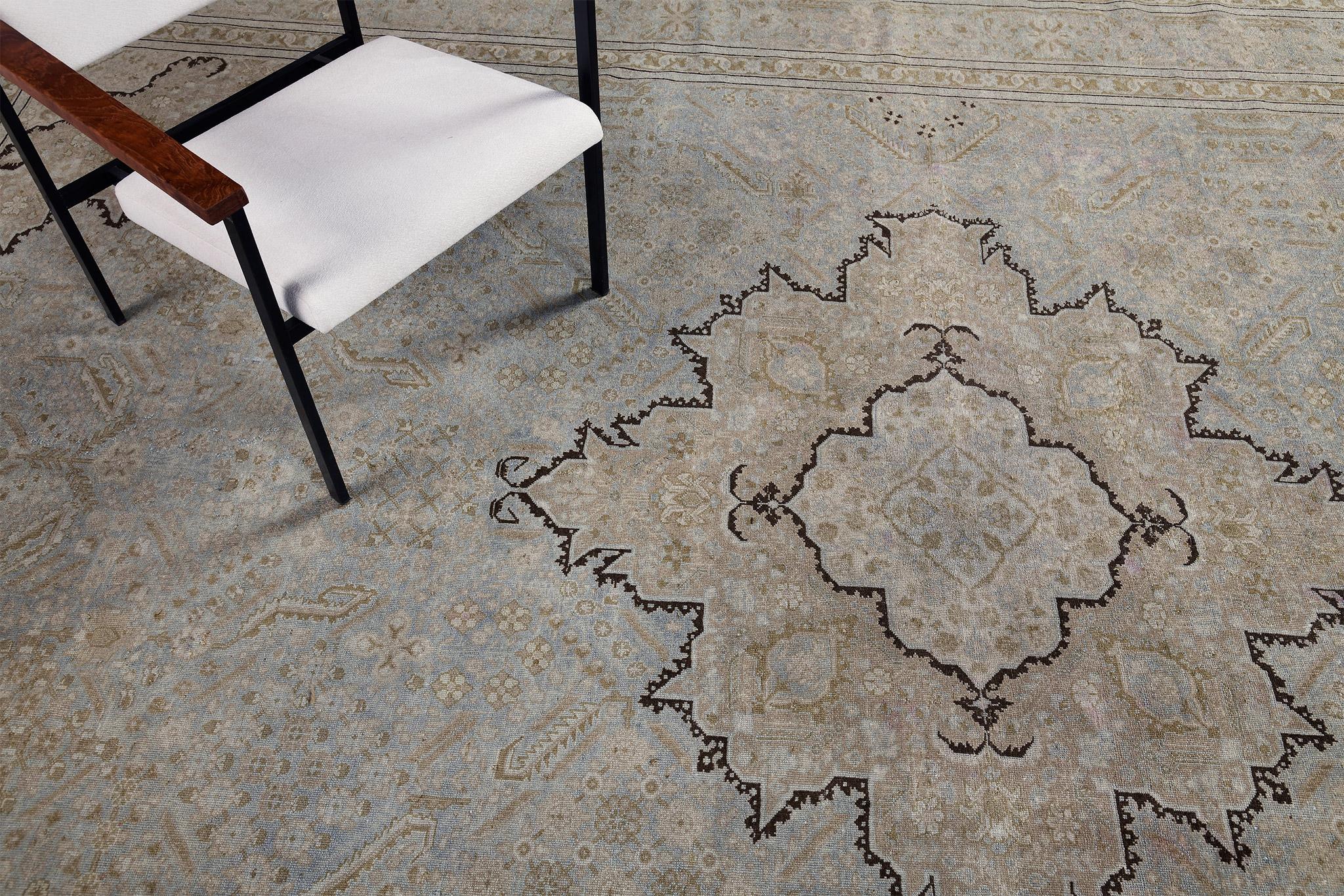 Tapis persan ancien de Tabriz en vente 1