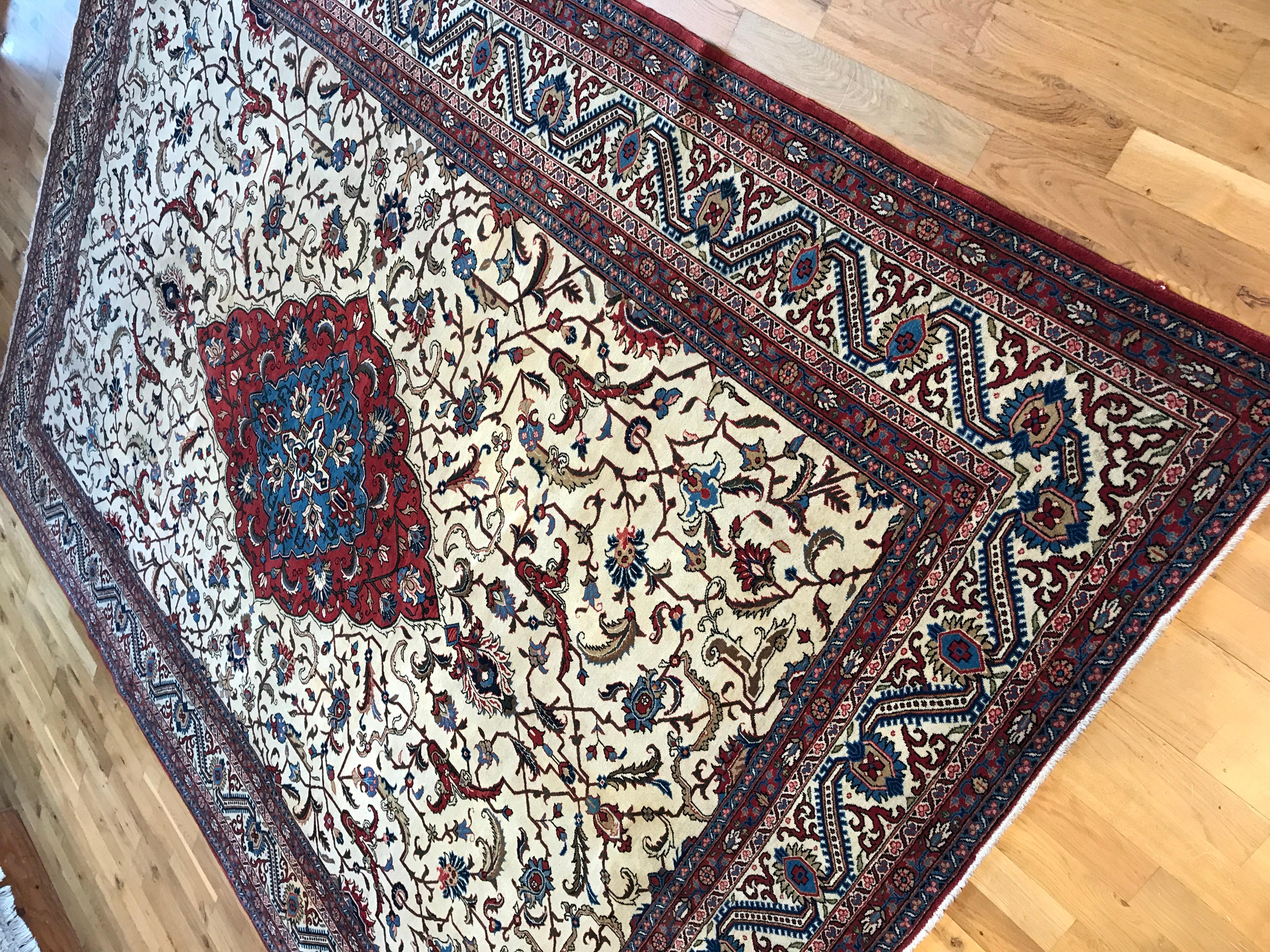 Antiker persischer Täbris-Teppich  im Angebot 1