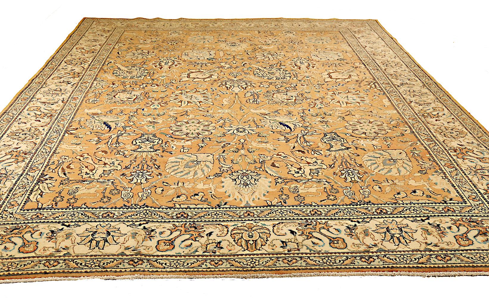 Antiker Perserteppich, handgewebt aus feinster Schafswolle und gefärbt mit natürlichen Pflanzenfarben, die für Menschen und Haustiere unbedenklich sind. Es handelt sich um ein traditionelles Tabriz-Gewebe mit einem schönen Ensemble floraler und