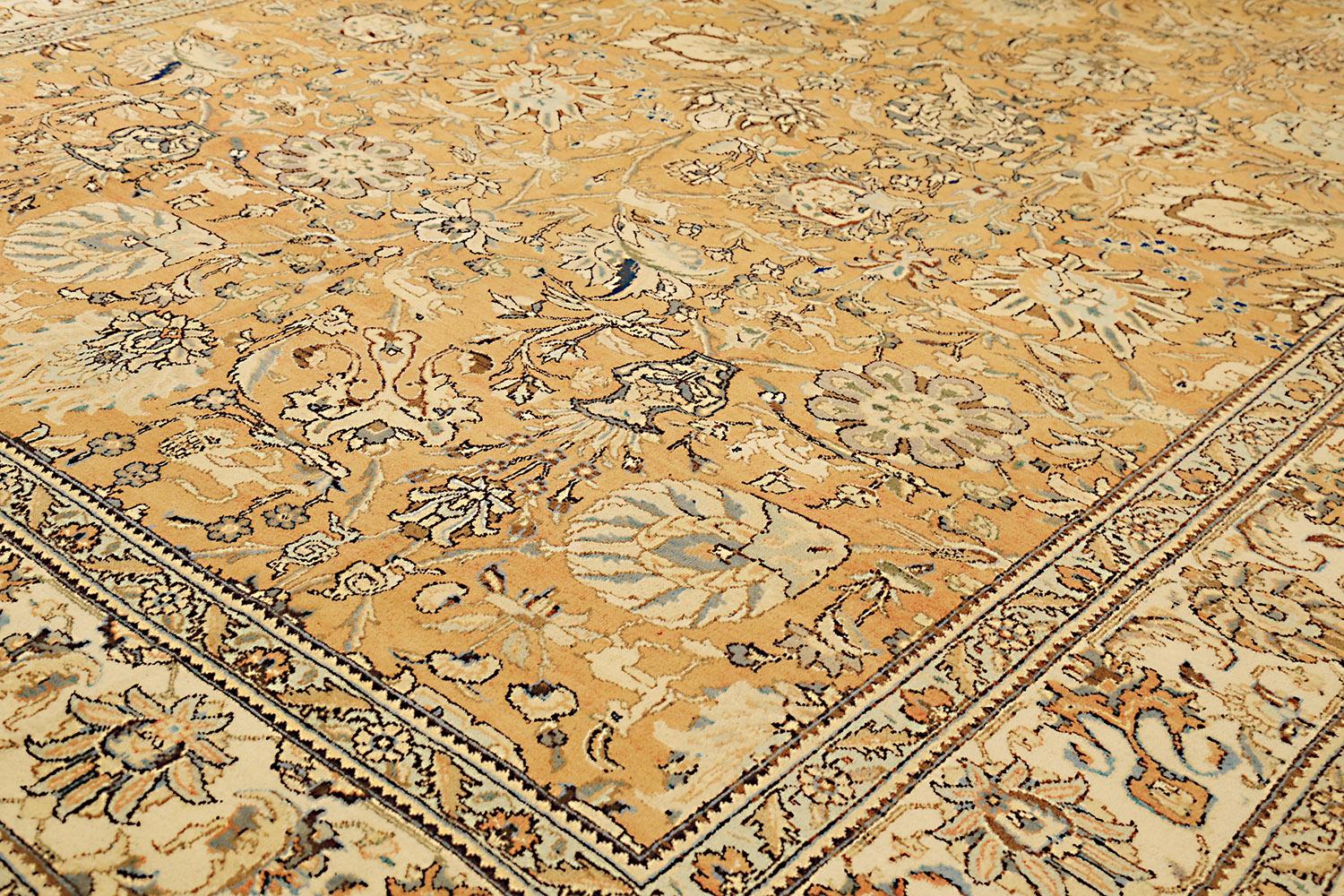 Antiker persischer Täbris-Teppich aus dem 20. Jahrhundert mit elfenbeinfarbenen und blauen Blumendetails (Tabriz) im Angebot