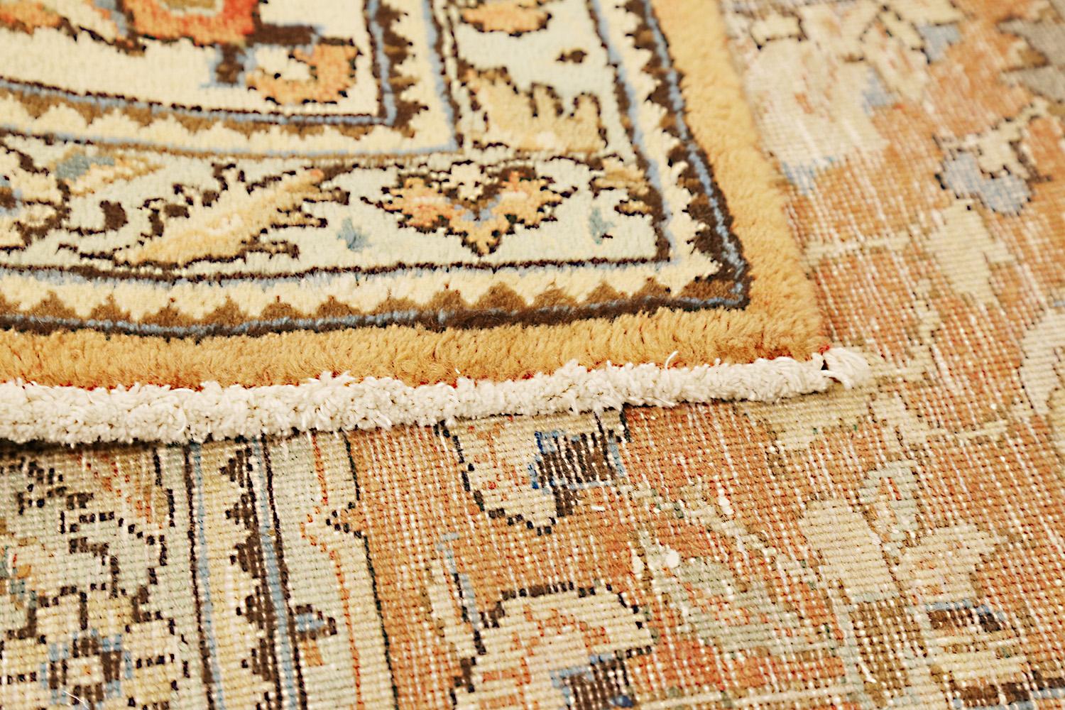 Antiker persischer Täbris-Teppich aus dem 20. Jahrhundert mit elfenbeinfarbenen und blauen Blumendetails (Persisch) im Angebot