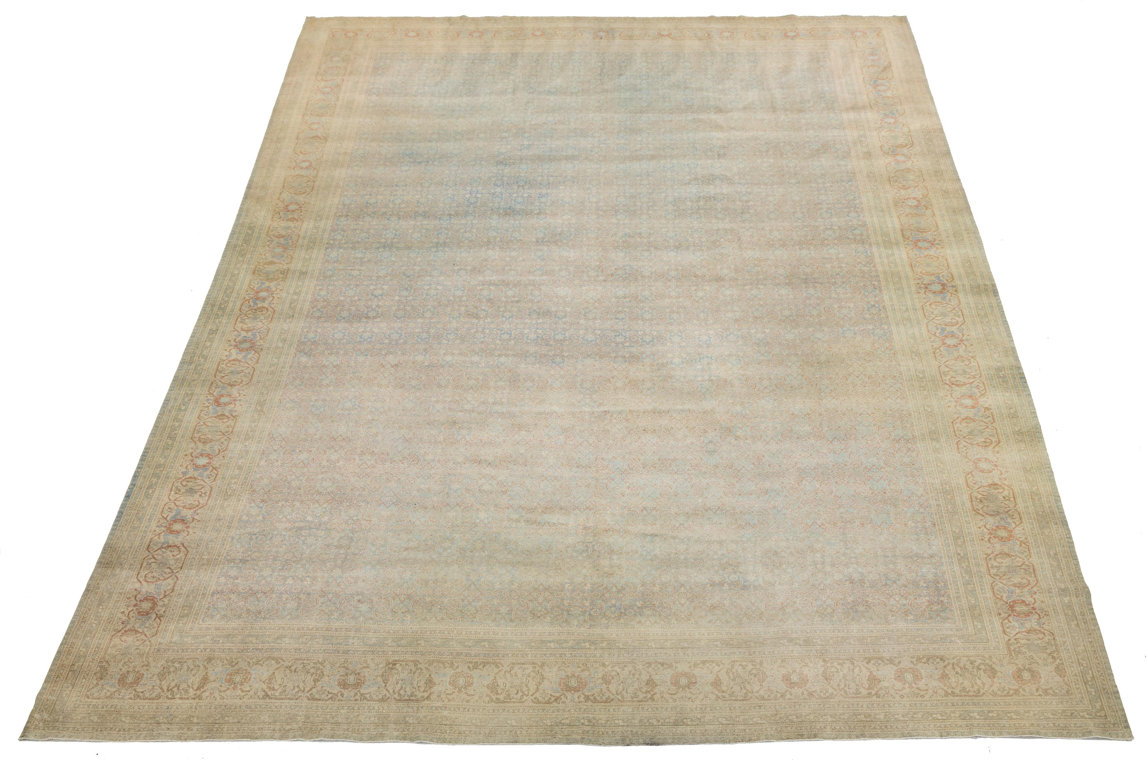 Ein fein handgeknüpfter antiker persischer Täbriz-Teppich mit komplizierten floralen und geometrischen Motiven in gedämpften Blautönen, Beige und sanften Rottönen. Die gealterte Patina und der zarte Abrasch erinnern an zeitlose Handwerkskunst, ideal