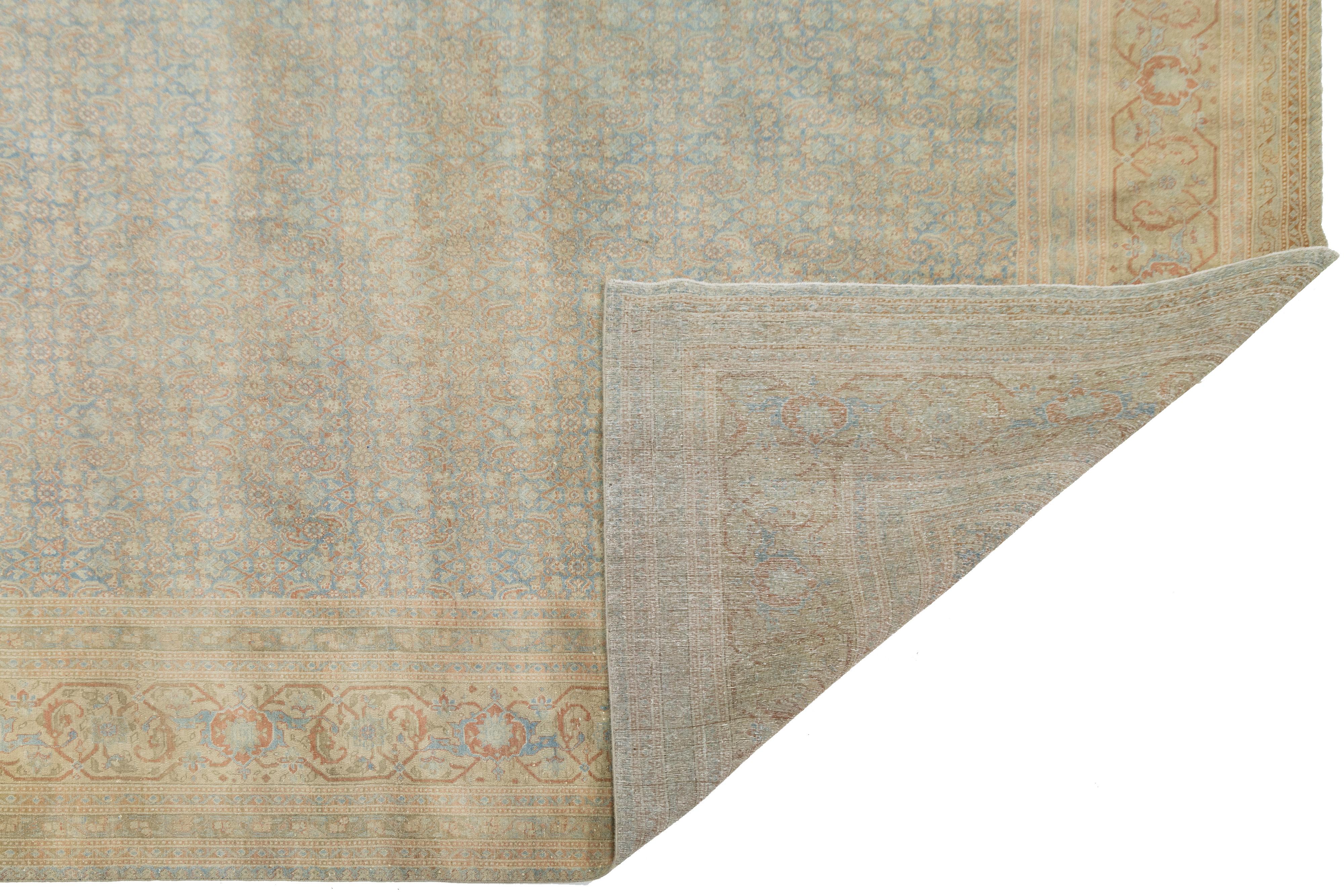 Antiker persischer Täbriz-Teppich, handgewebte Wolle in gedämpftem Blau und floraler Geometrie (Islamisch) im Angebot