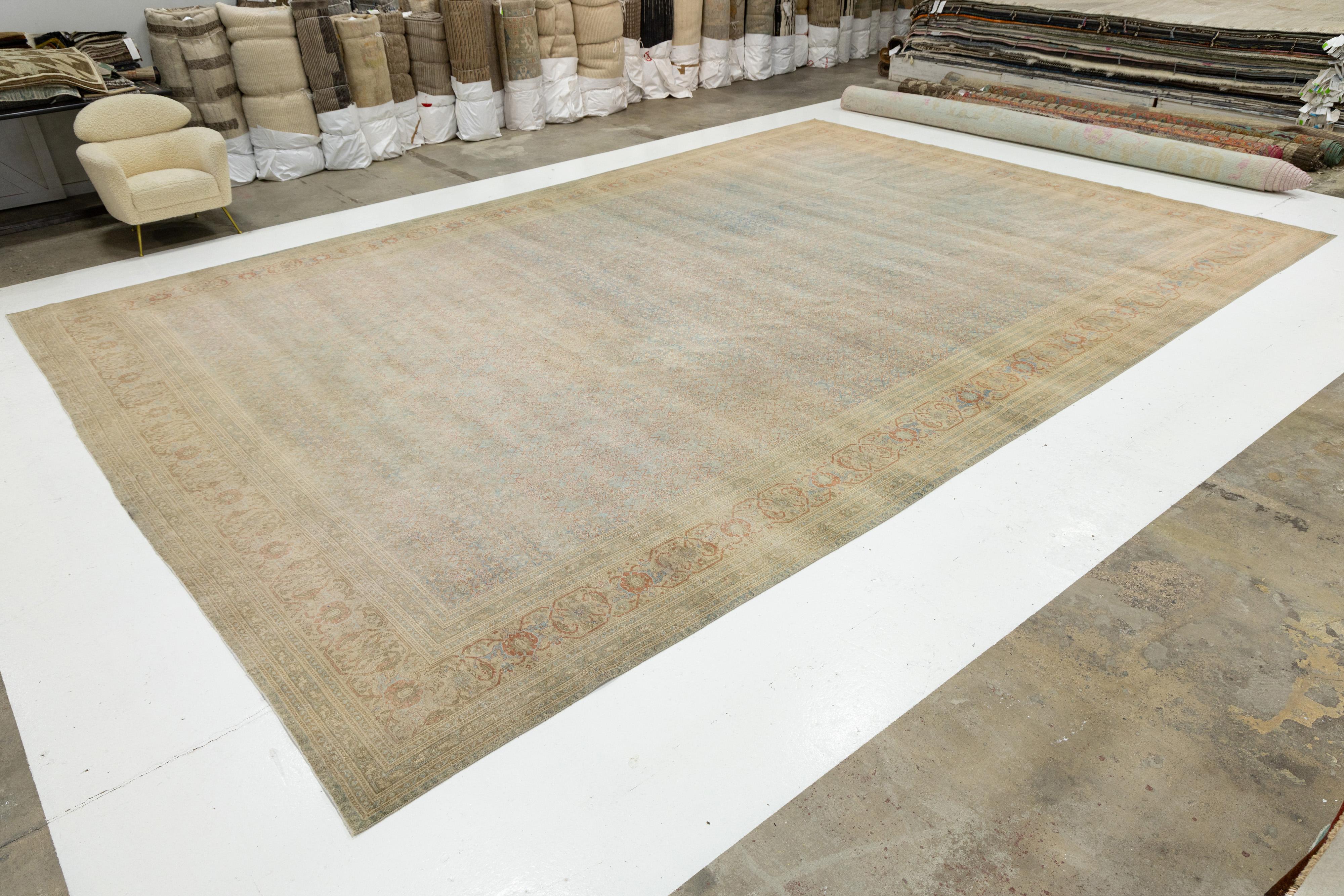 Antiker persischer Täbriz-Teppich, handgewebte Wolle in gedämpftem Blau und floraler Geometrie (Persisch) im Angebot