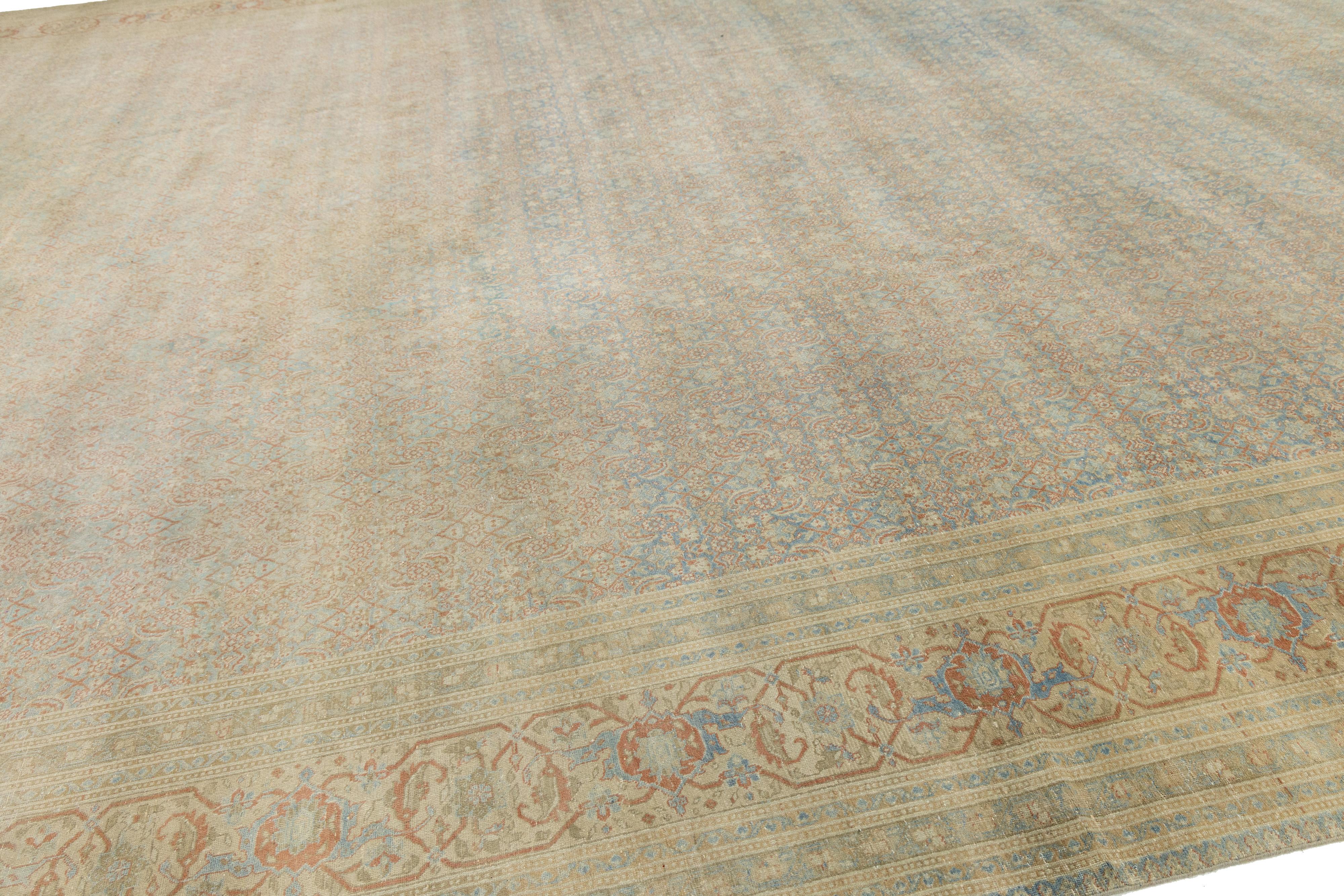 Antiker persischer Täbriz-Teppich, handgewebte Wolle in gedämpftem Blau und floraler Geometrie (Handgeknüpft) im Angebot