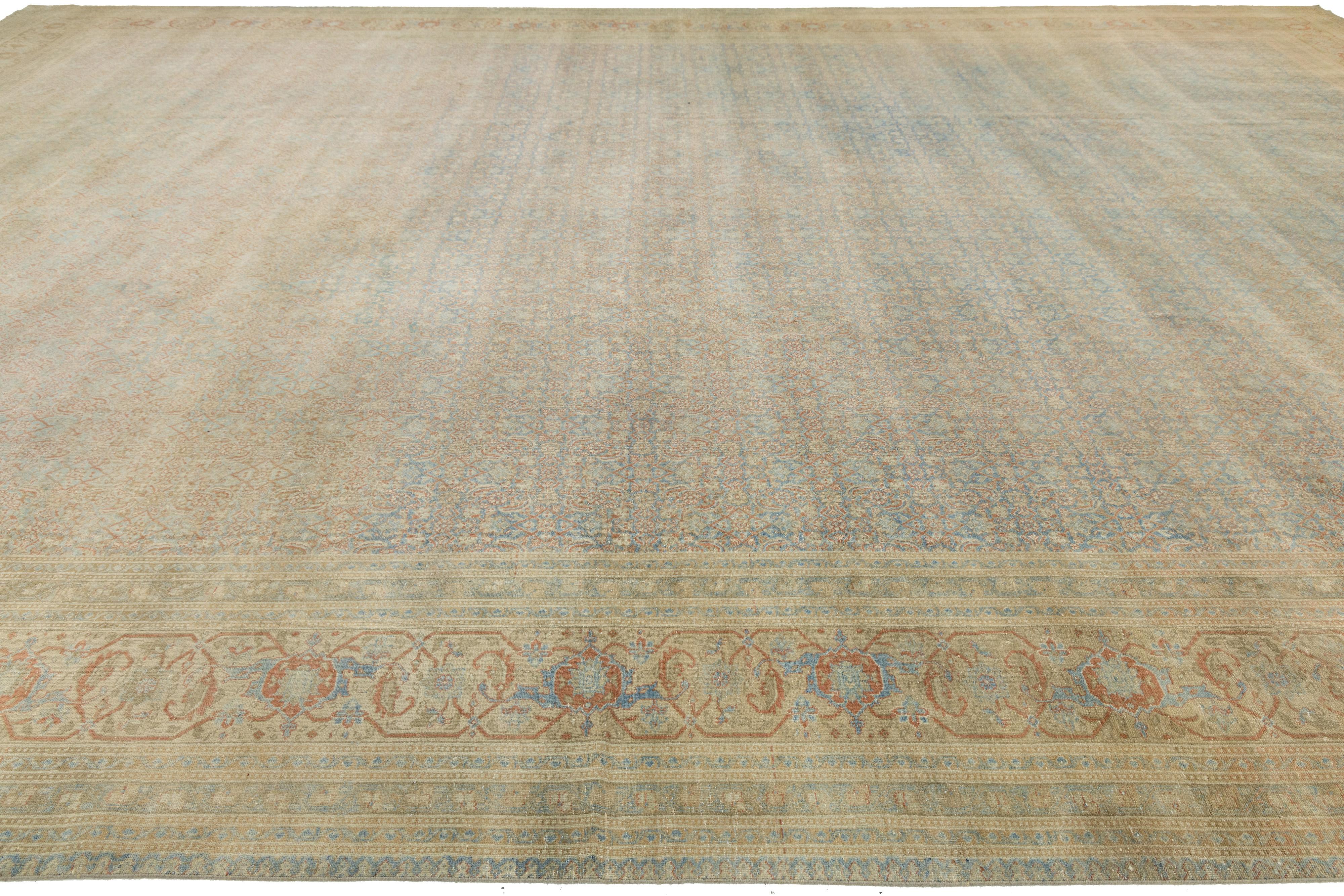 Antiker persischer Täbriz-Teppich, handgewebte Wolle in gedämpftem Blau und floraler Geometrie im Zustand „Gut“ im Angebot in Norwalk, CT