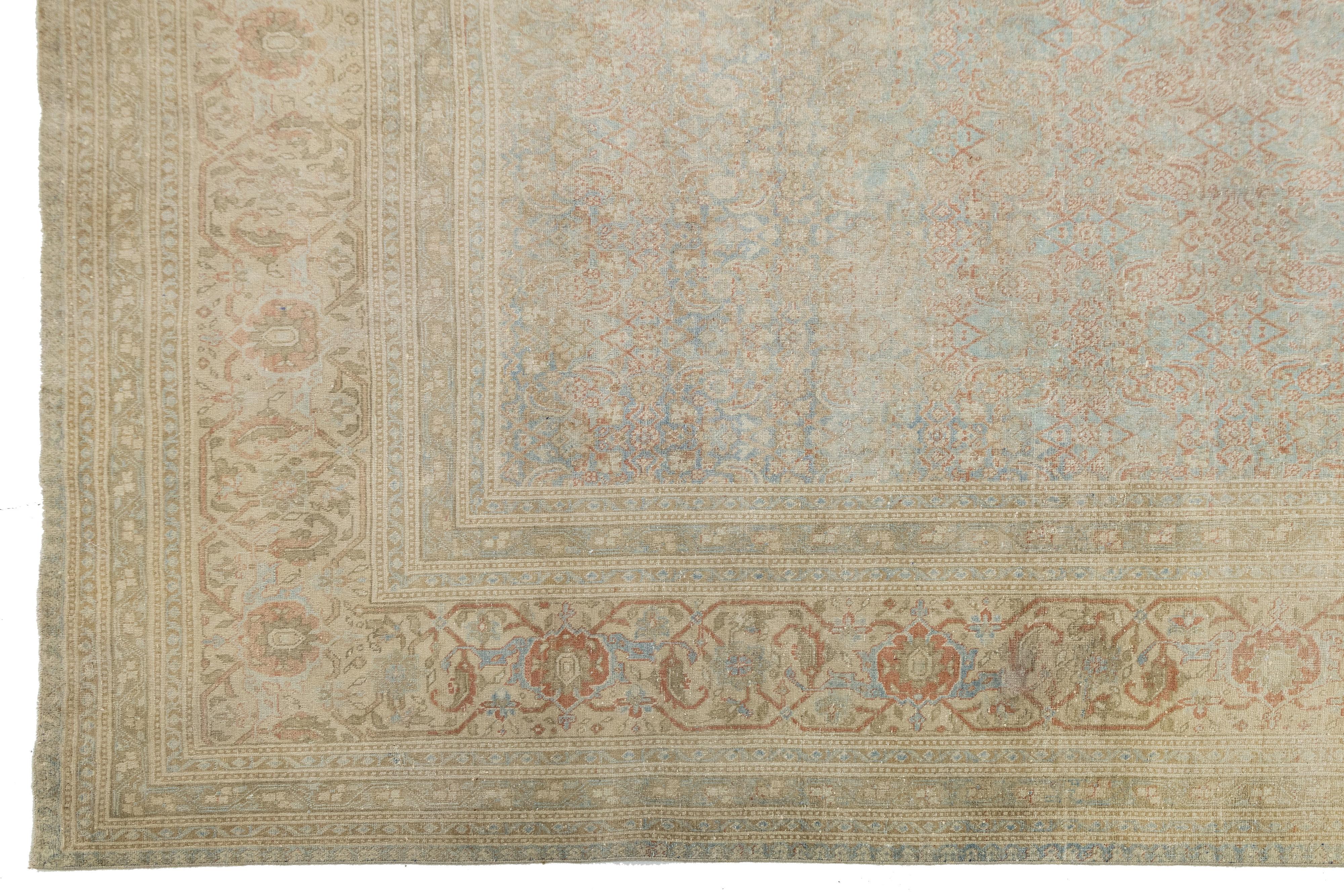 Antiker persischer Täbriz-Teppich, handgewebte Wolle in gedämpftem Blau und floraler Geometrie (20. Jahrhundert) im Angebot