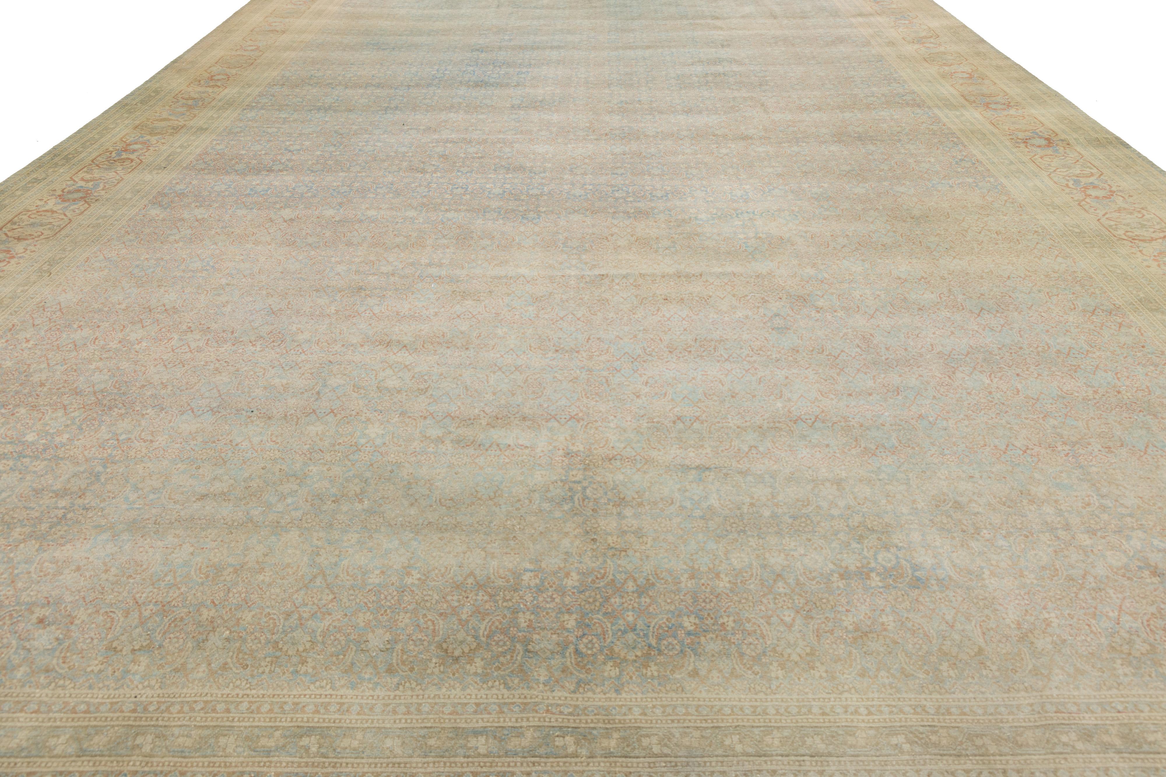 Antiker persischer Täbriz-Teppich, handgewebte Wolle in gedämpftem Blau und floraler Geometrie im Angebot 1