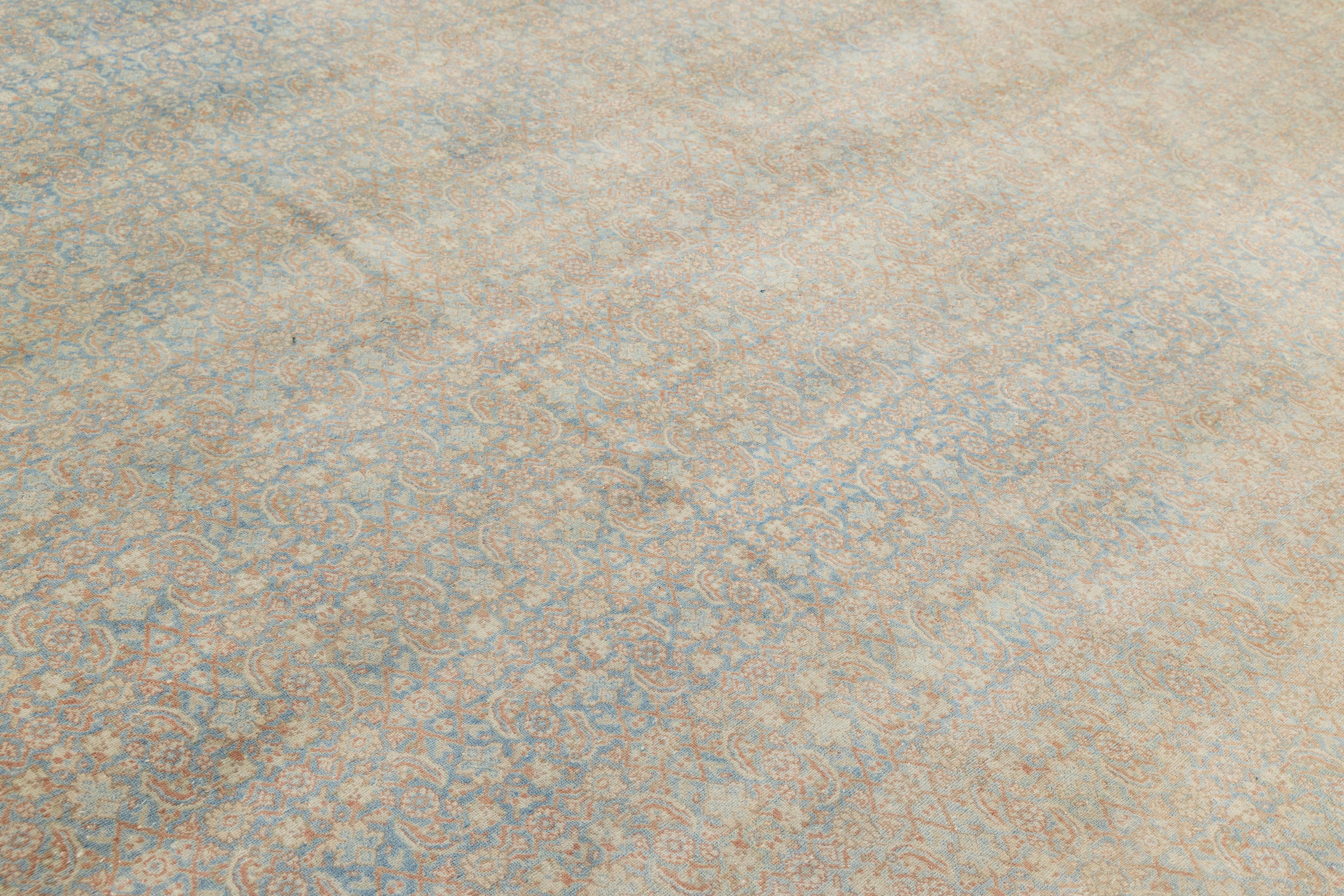 Antiker persischer Täbriz-Teppich, handgewebte Wolle in gedämpftem Blau und floraler Geometrie im Angebot 2