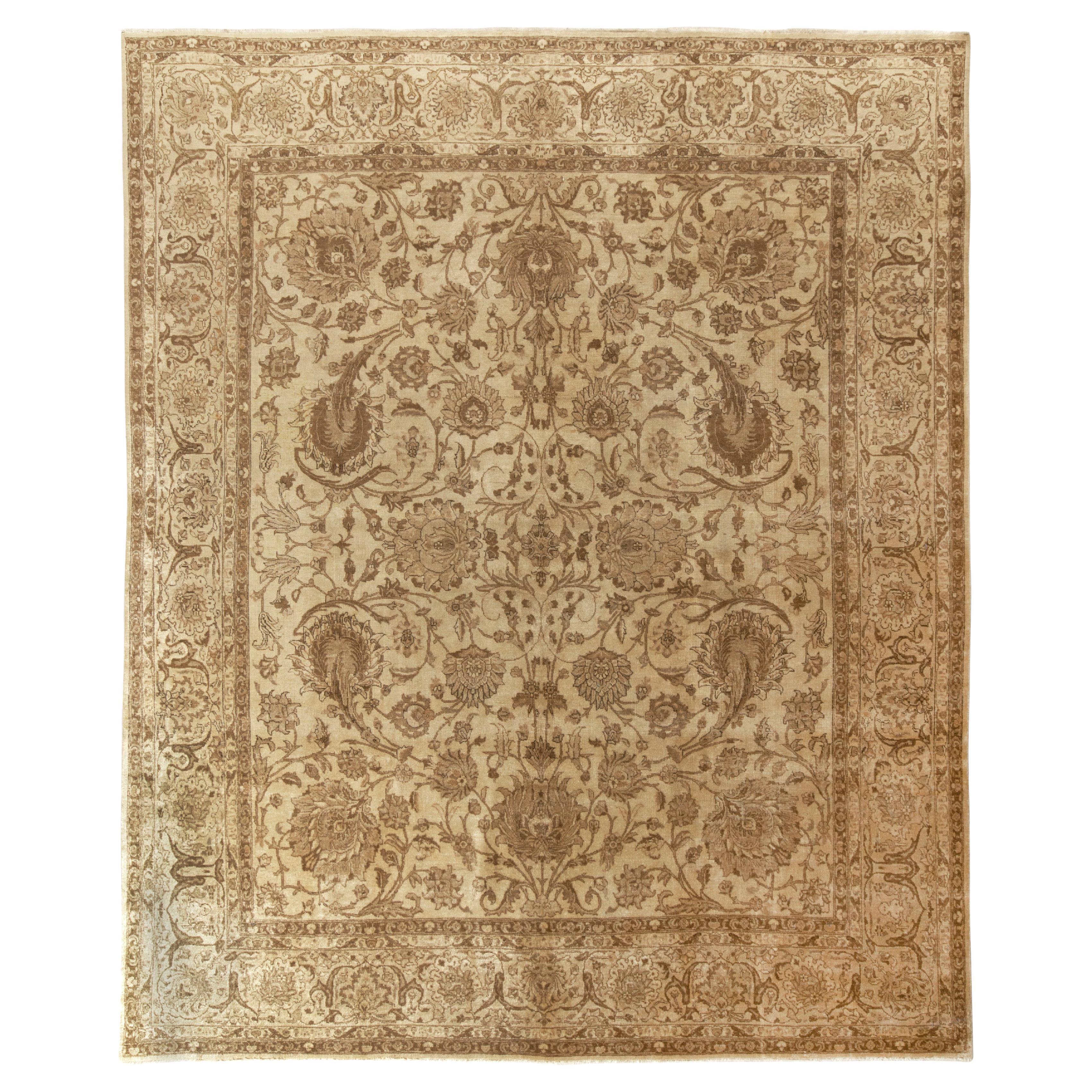 Antiker persischer Täbris-Teppich in Beige und Braun mit Blumenmuster von Teppich & Kelim