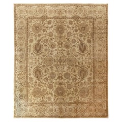 Antiker persischer Täbris-Teppich in Beige und Braun mit Blumenmuster von Teppich & Kelim