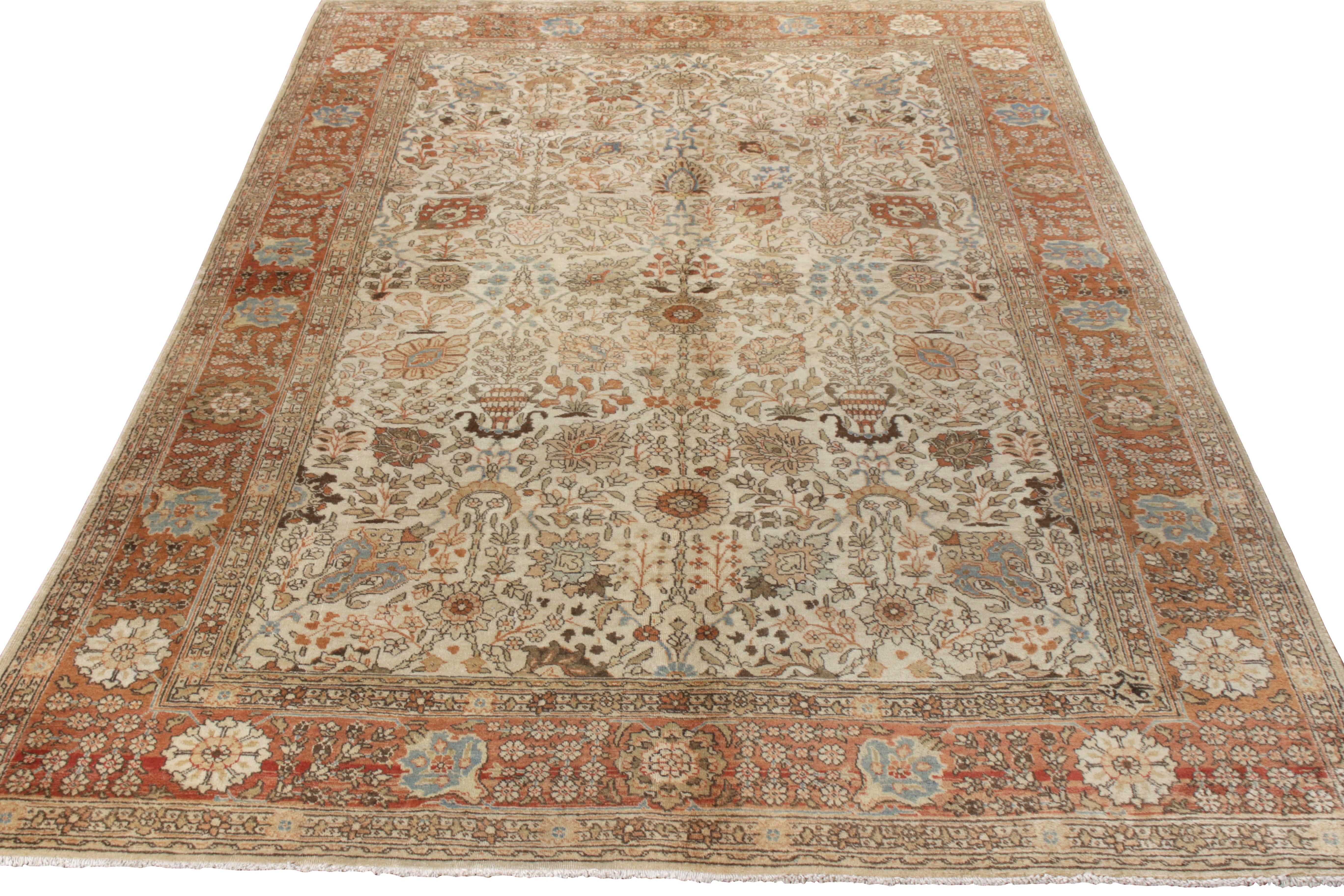 Anudada a mano en lana, una preciosa alfombra de jardín antigua de Tabriz de 1920-1930, que ahora se une a la colección Antique & Vintage de Rug & Kilim. Exhibiendo una espectacular muestra de sensibilidad persa, el gráfico de 7x10 presenta un