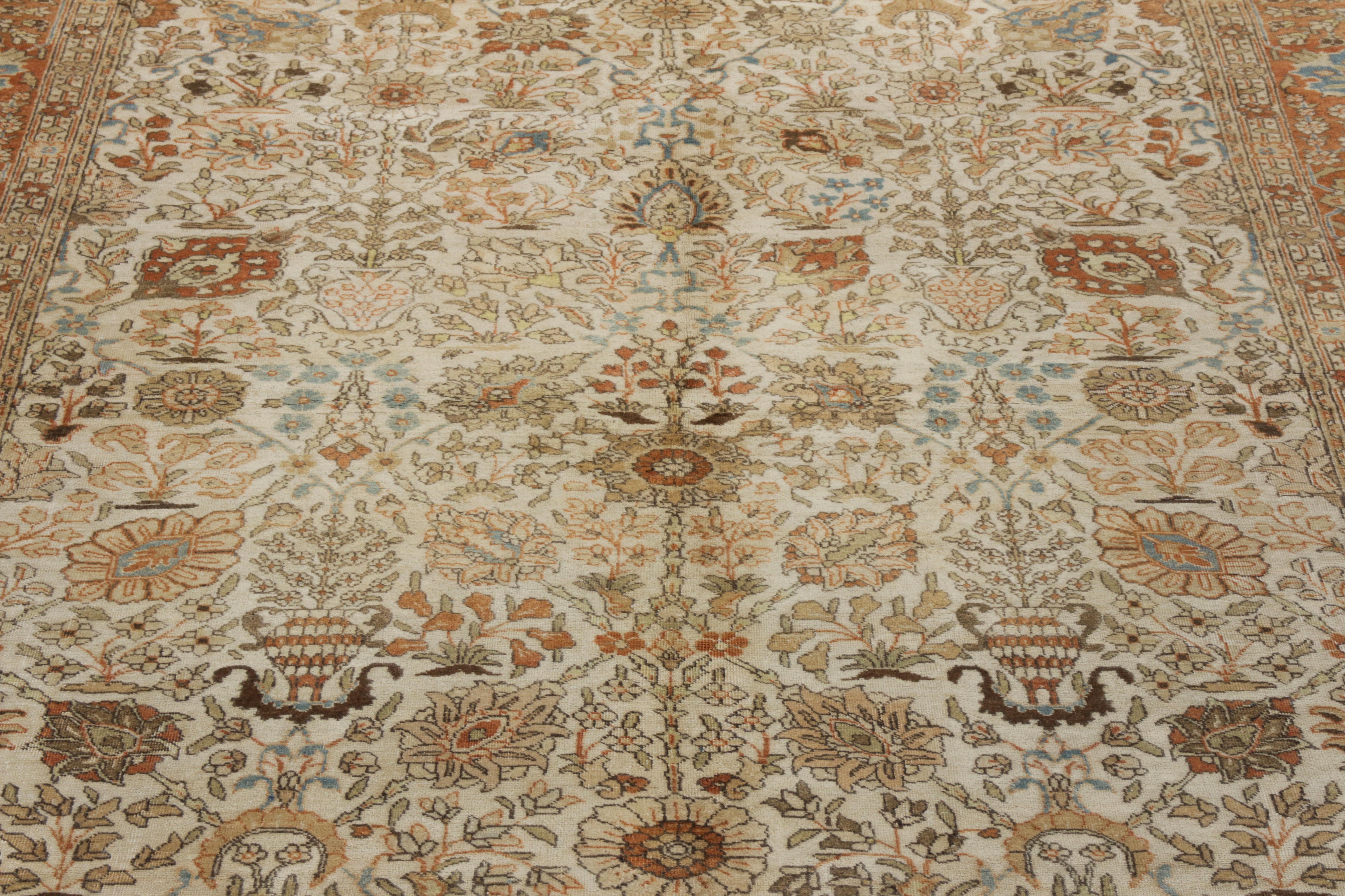 Antiker persischer Teppich in Orange und OffWhite mit Blumenmuster von Teppich & Kelim (Persisch) im Angebot