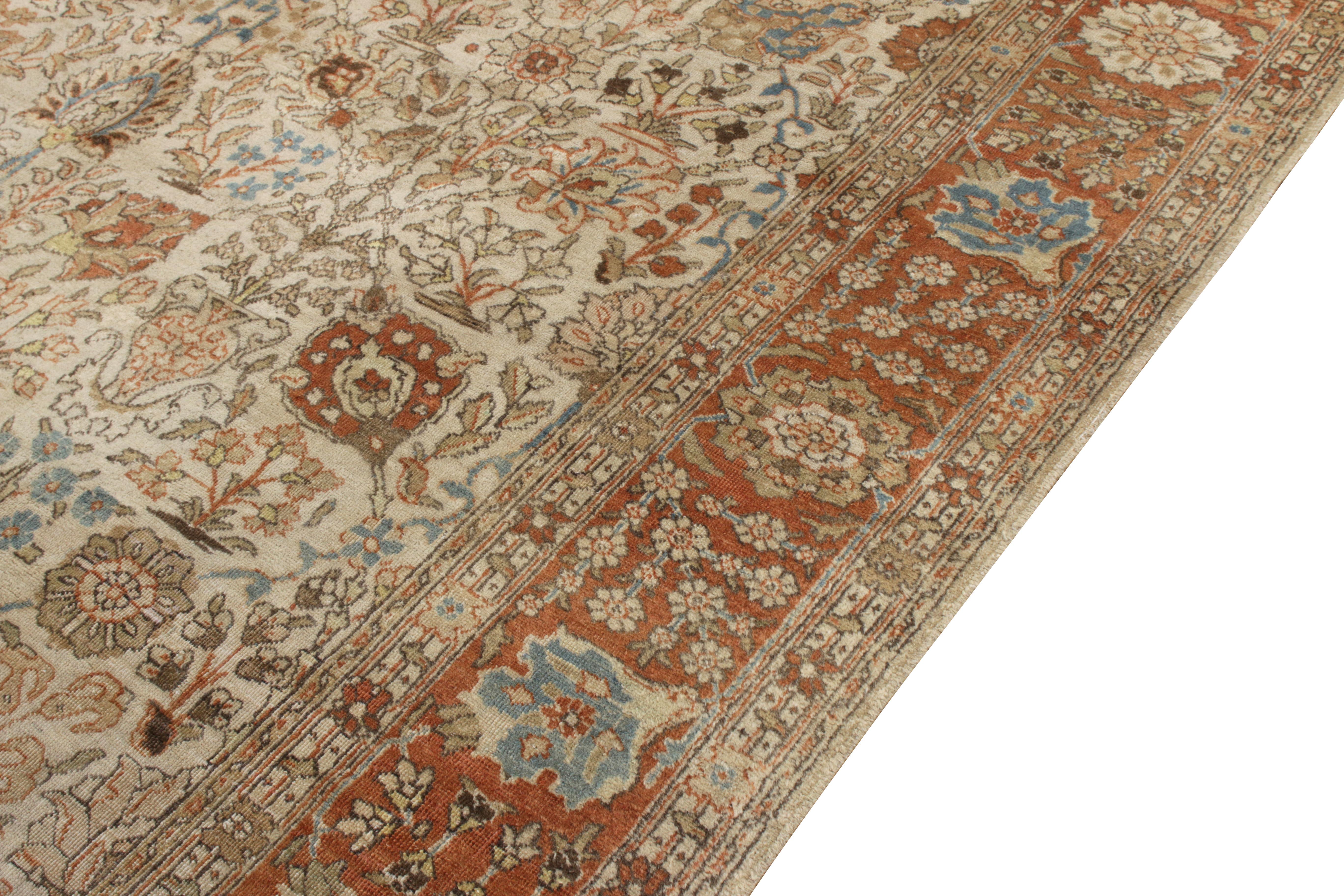 Antiker persischer Teppich in Orange und OffWhite mit Blumenmuster von Teppich & Kelim (Handgeknüpft) im Angebot